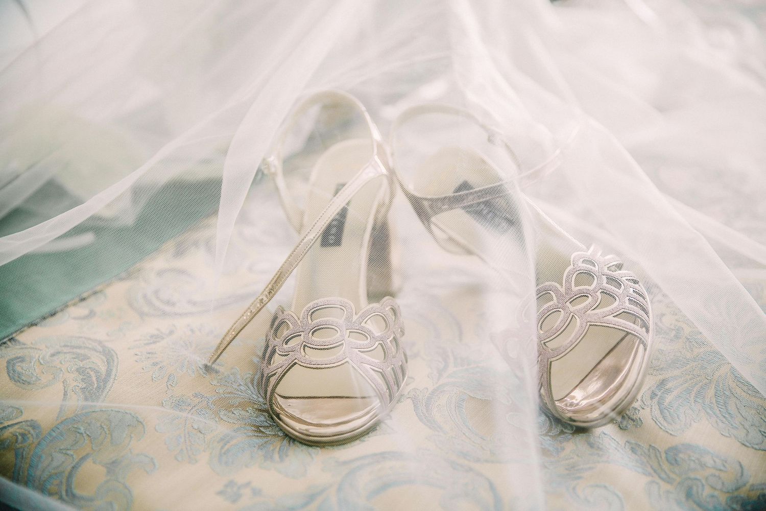 Chaussures de mariage blanches délicates avec voile en tulle, détails mariage