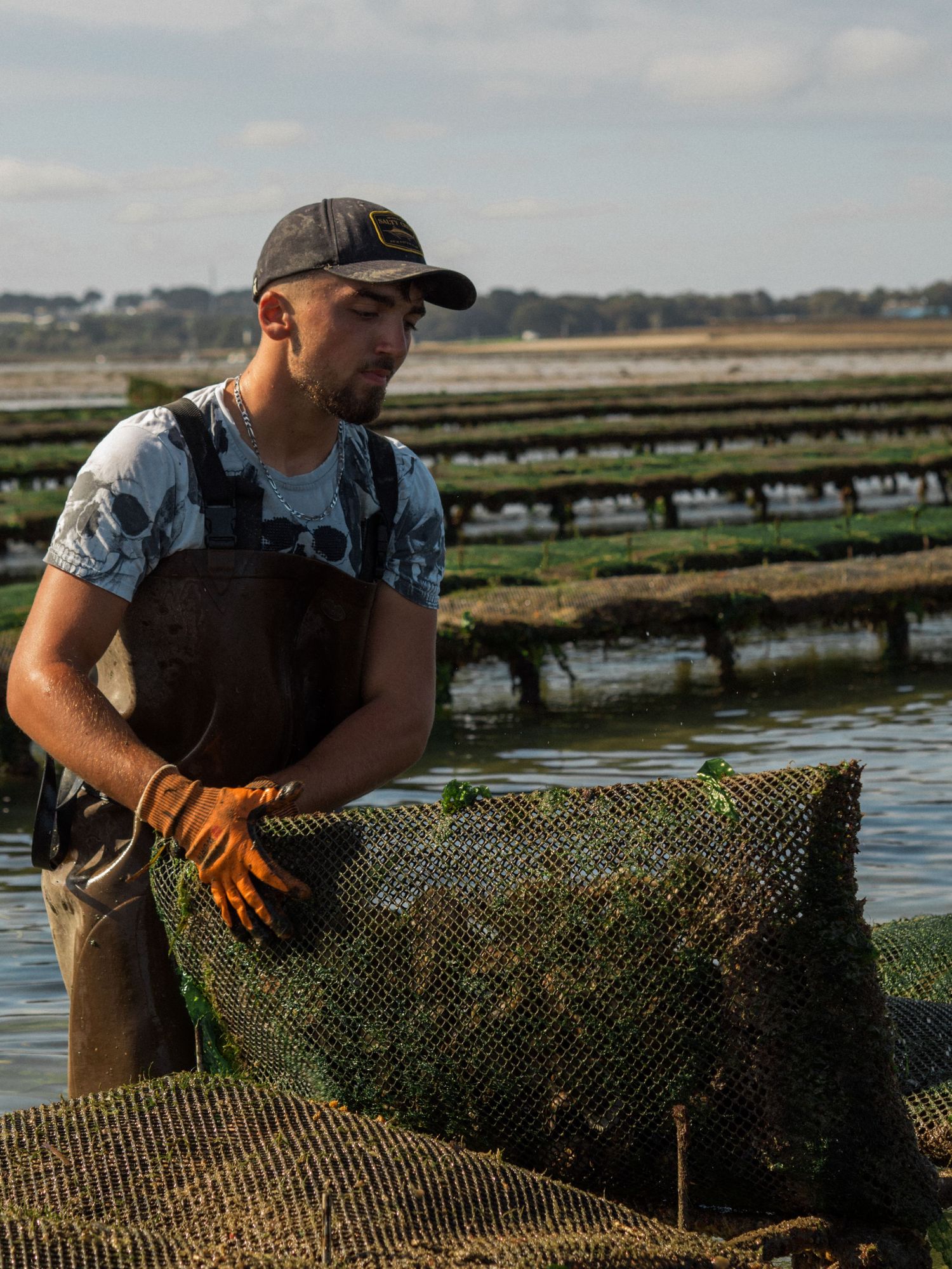 Photographie authentique valorisant les métiers de la mer et les producteurs locaux.