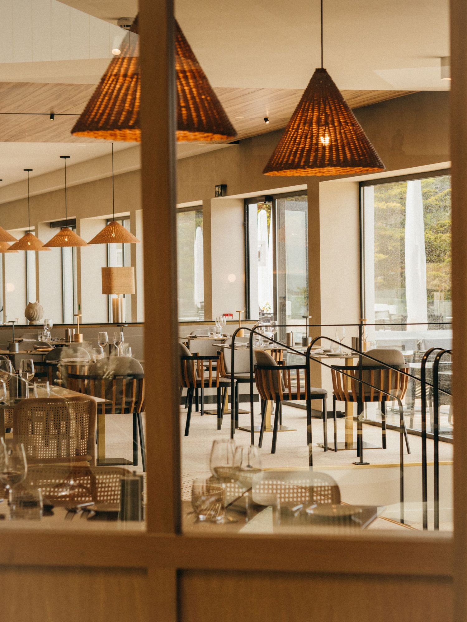 Image professionnelle d’une table dressée dans un restaurant, valorisant le soin apporté aux détails et à l’expérience client.