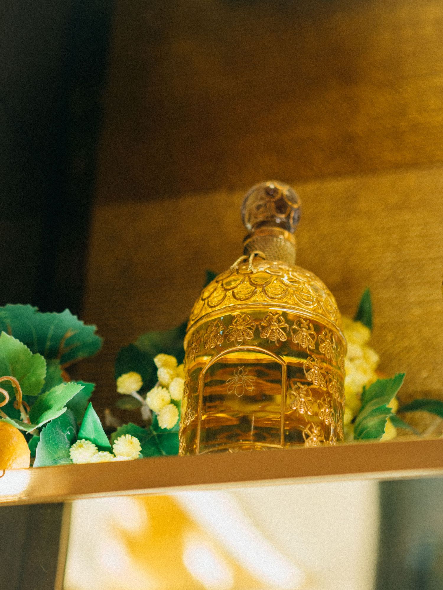 Photographie produit d’une bouteille de parfum réalisée en studio, mettant en valeur le design du flacon, les reflets du verre et l’identité