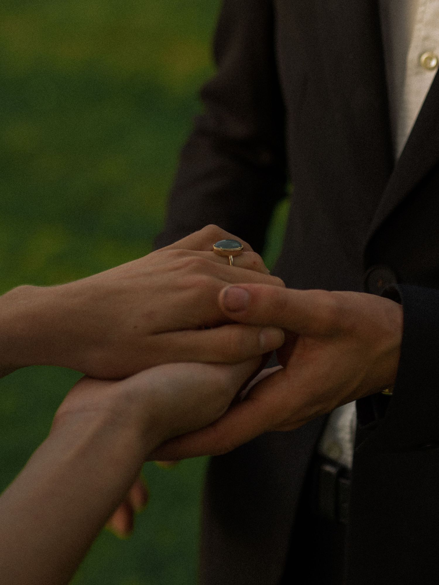 Couple en tenue de mariage partageant un moment romantique lors d’une séance photo au coucher du soleil à Angers