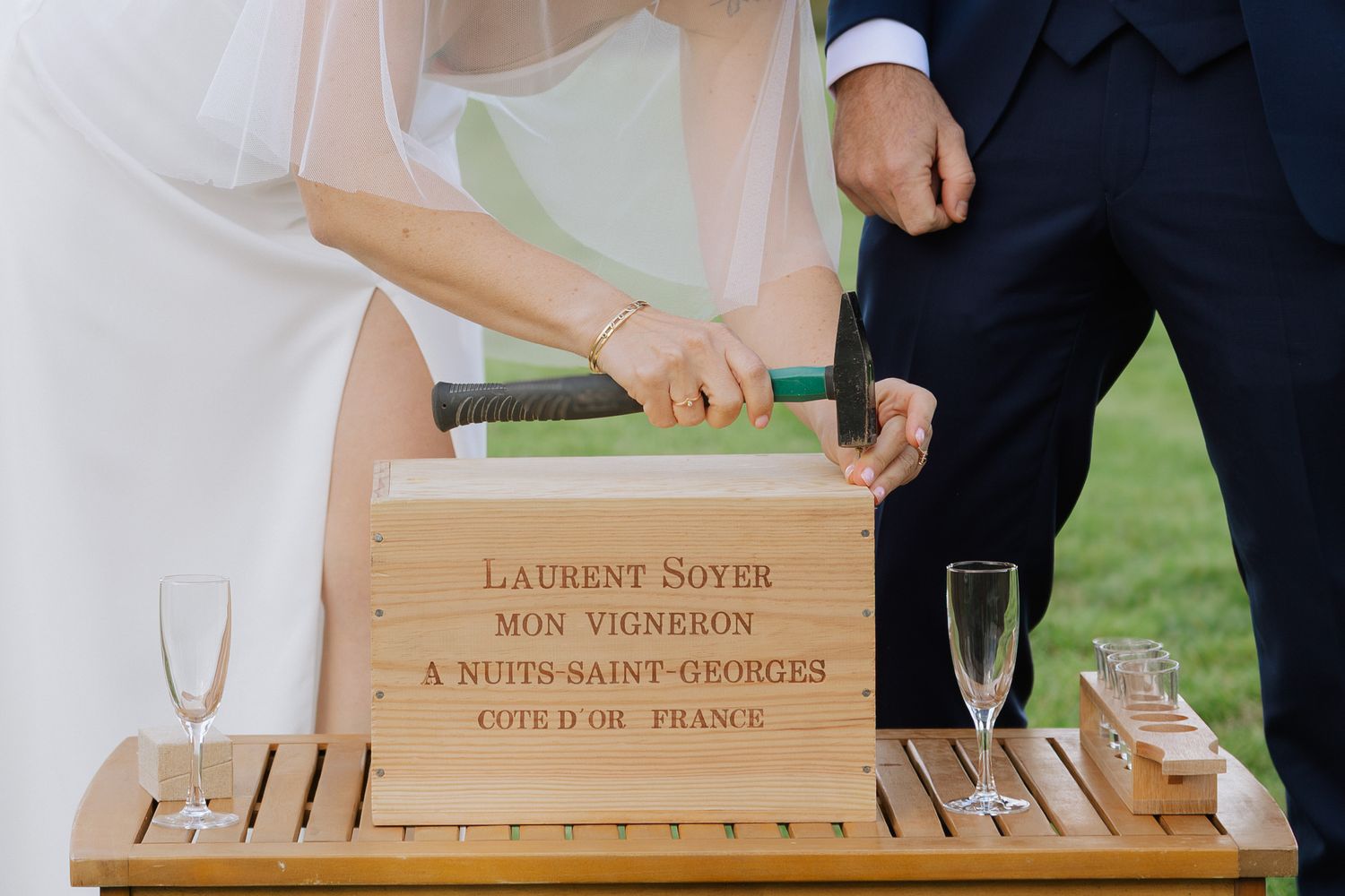 Animations souvenirs Caisse de vins disposée lors d’une réception de mariage élégante à Angers