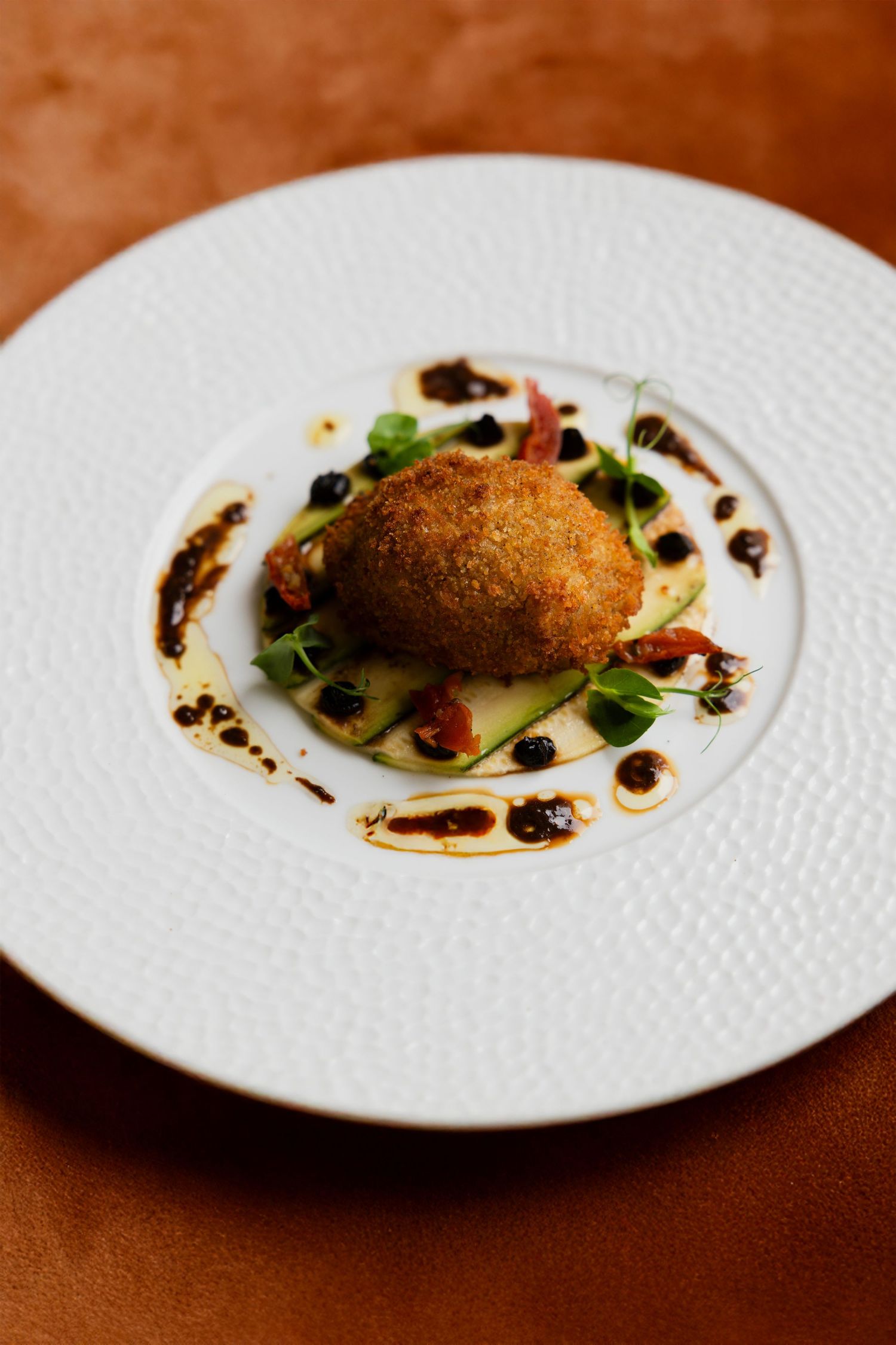 Photographie culinaire d’un plat traiteur réalisée en lumière naturelle, mettant en valeur le dressage, les textures et la fraîcheur