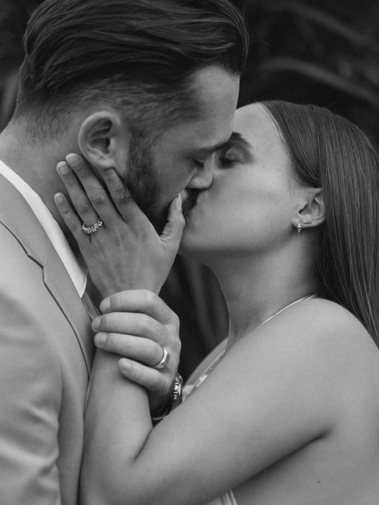 Gros plan noir et blanc d’un couple s’embrassant intimement