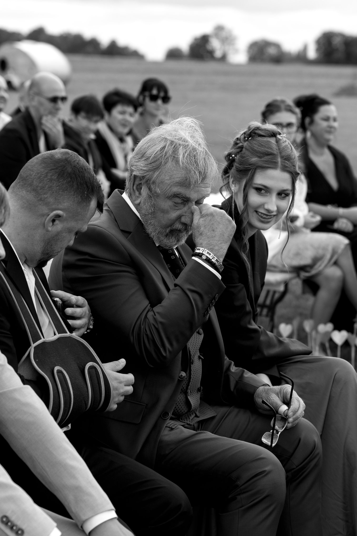 Moment émouvant en noir et blanc lors d’une cérémonie de mariage en extérieur à Angers