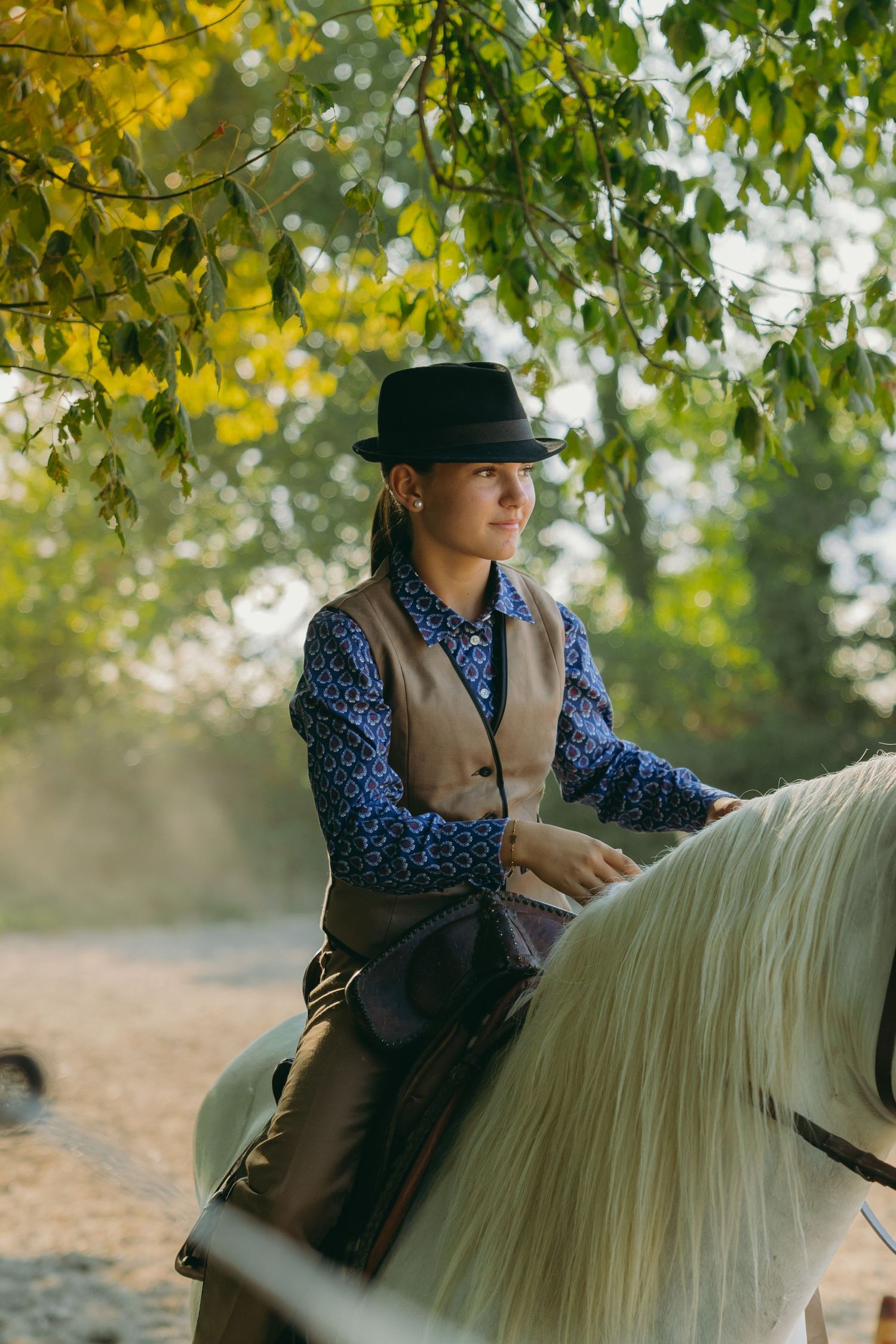 Photographie détaillée d’un vêtement de travail utilisé en manade camarguaise, mettant en avant la qualité des matières et l’esthétique