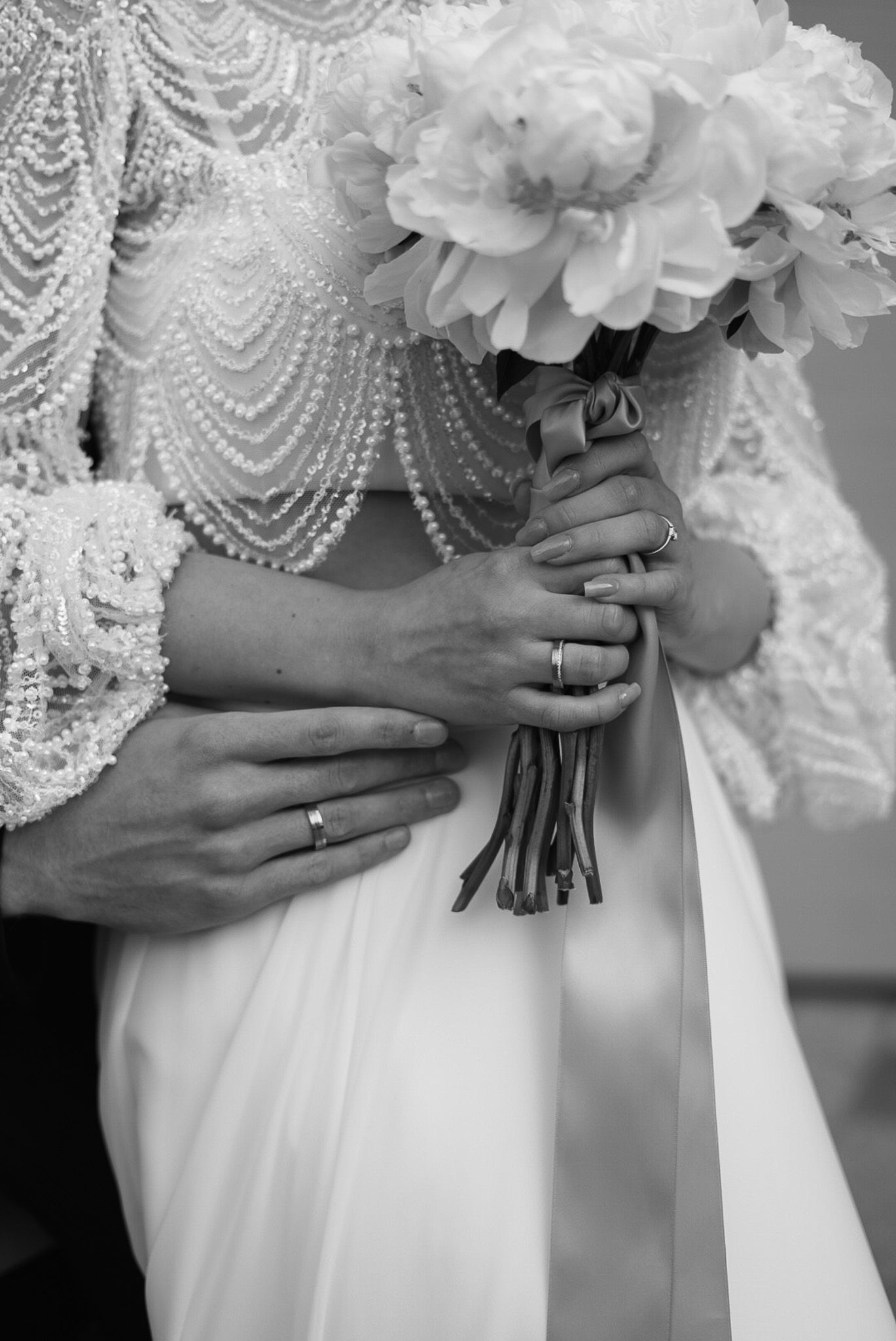 Schwarz weiß Bild von Hochzeitsringen und dem Kleid