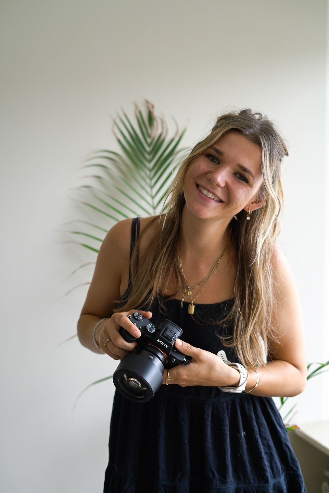 die fotografin lacht in die Kamera