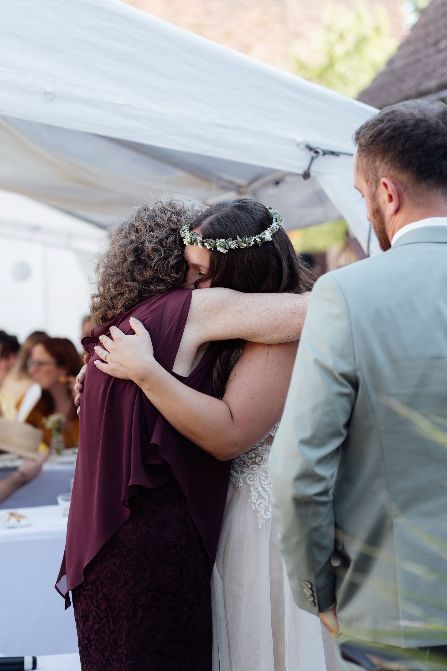 Intimer Moment auf der Hochzeit, bei der sich Mama und Tochter umarmen.