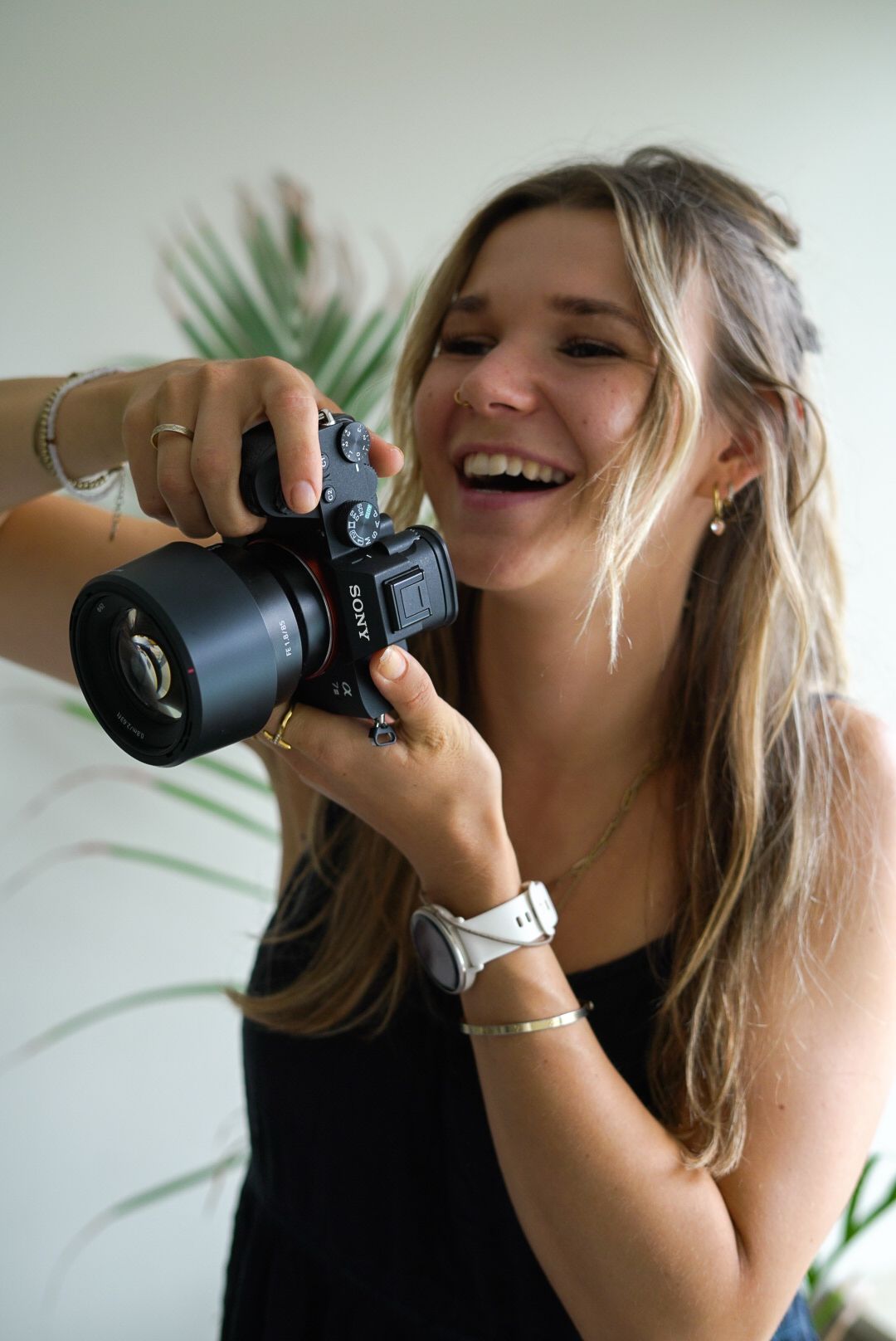die fotografin lacht und fotografiert dabei
