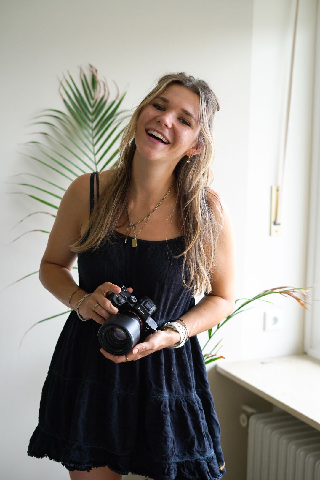 die fotografin lacht und fotografiert dabei