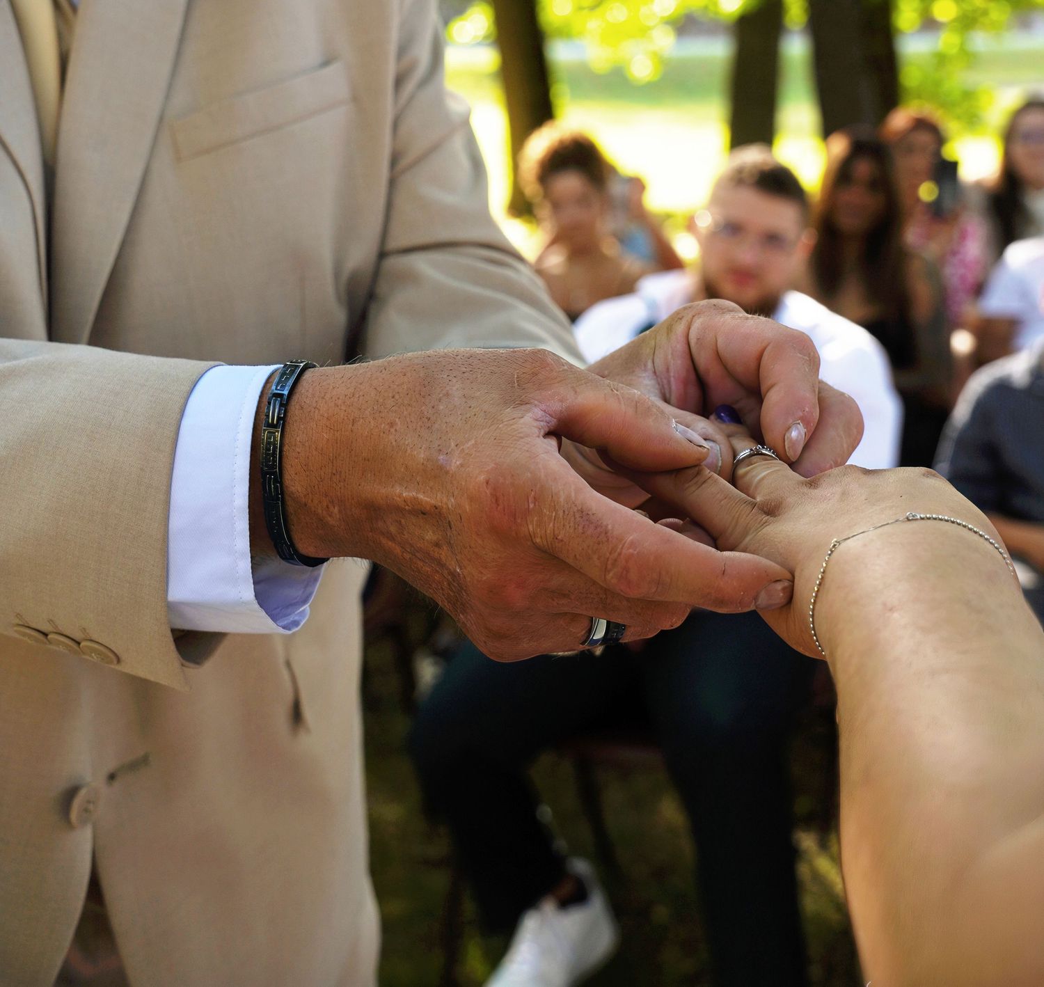 Les mains des mariés portant leurs alliances pendant la cérémonie en Ariège.