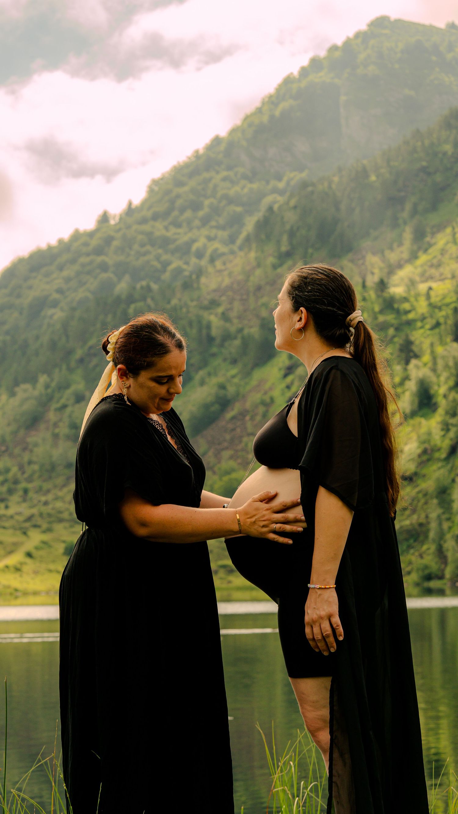 Futures mamans lors d'une séance photo grossesse en lumière naturelle en Ariège.
