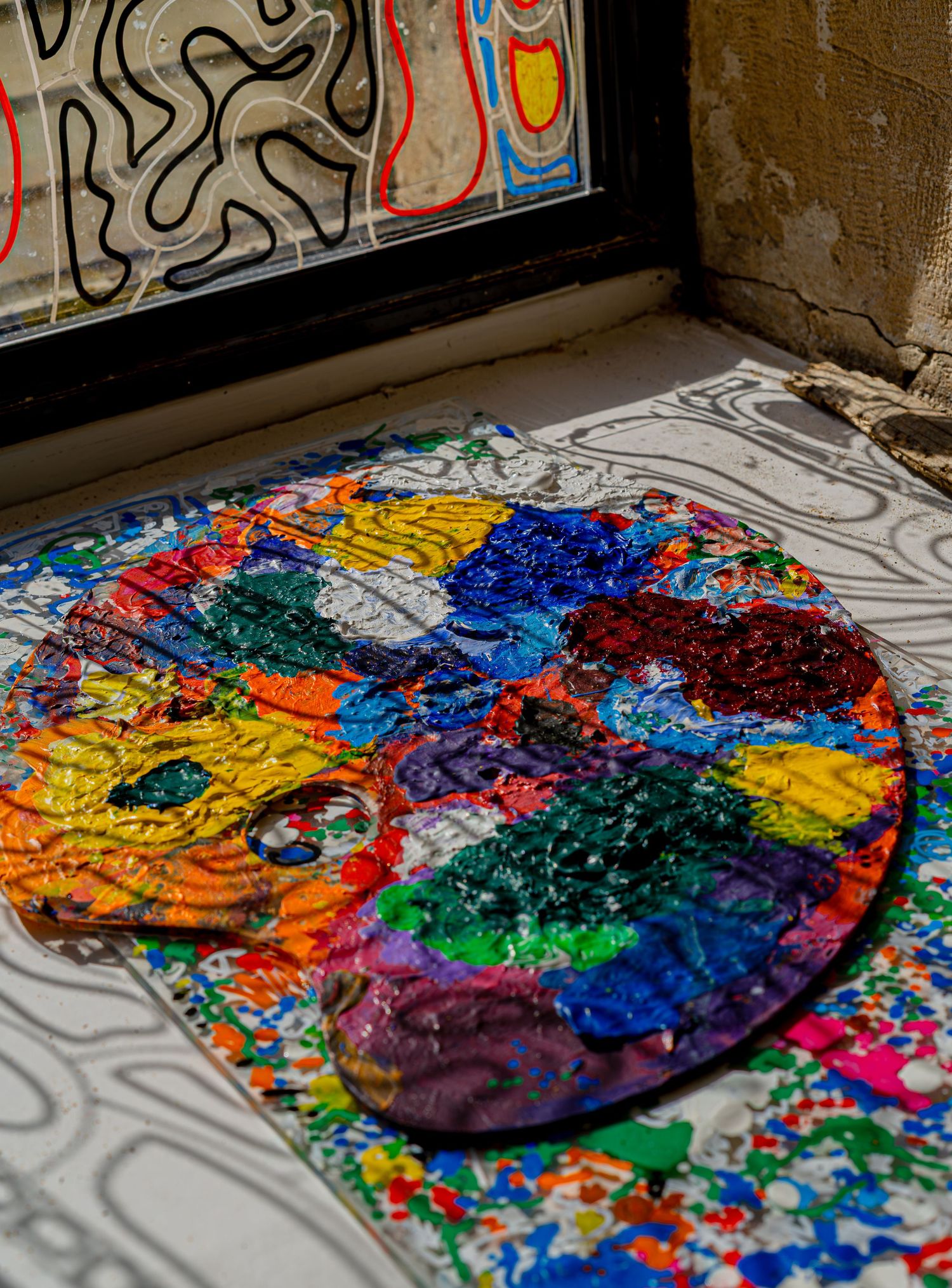 Artiste réalisant un vitrail pour le Jules César à Arles pour Murmuse.