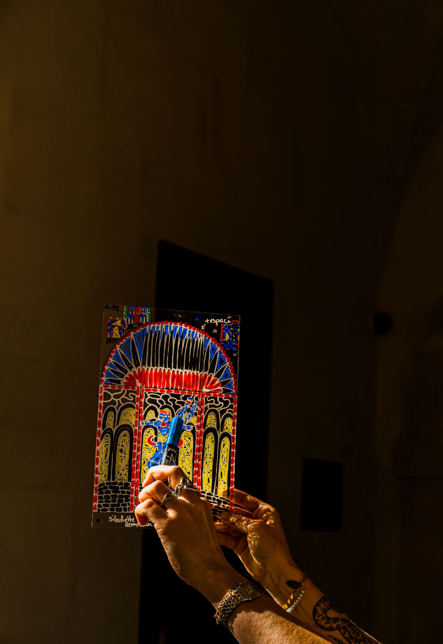 Artiste réalisant un vitrail pour le Jules César à Arles pour Murmuse.