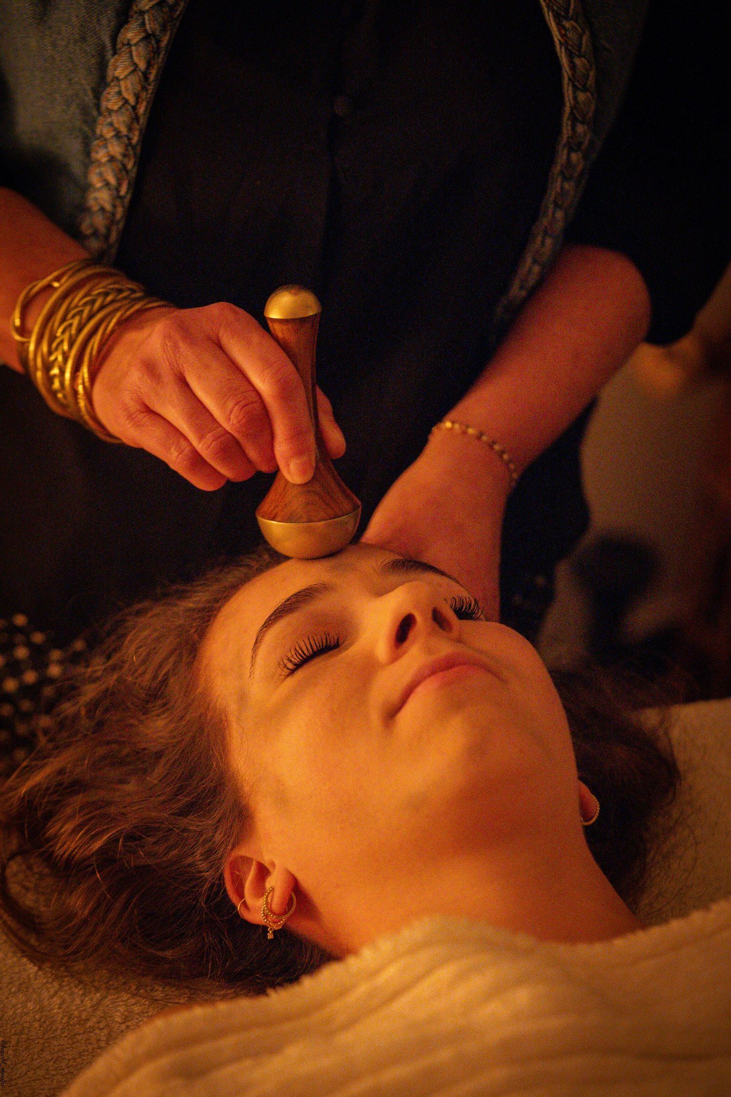 Praticienne réalisant un massage dans un cabinet de bien-être en Provence.
