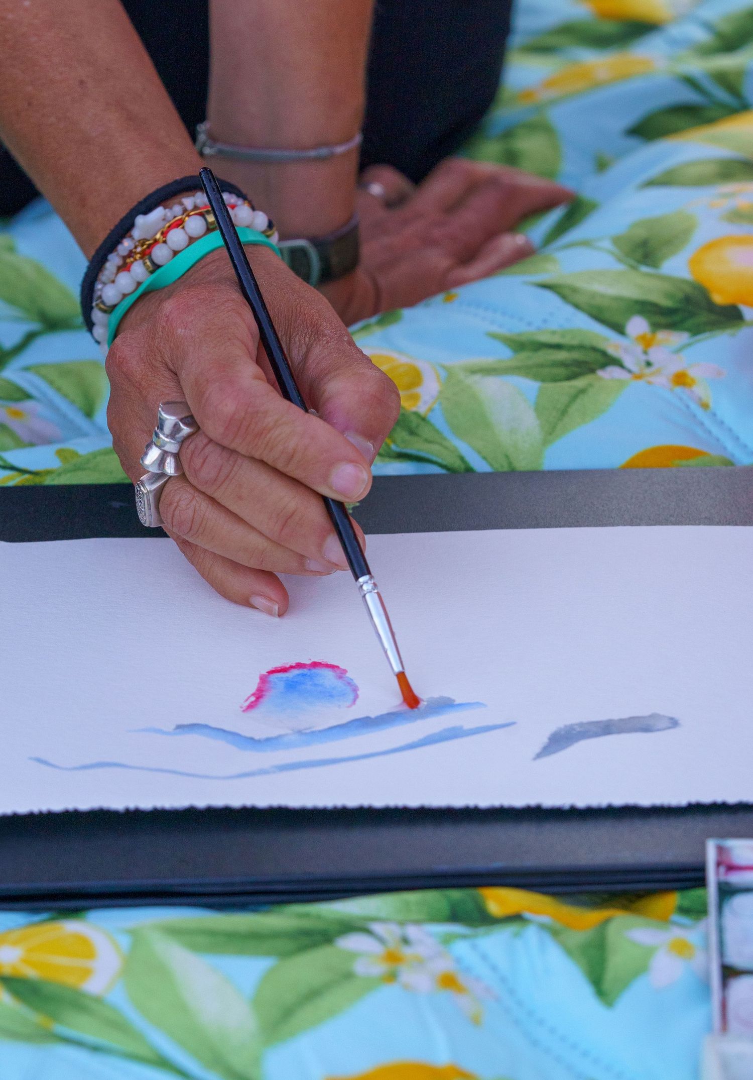 Peintre réalisant un cours en plein air en Provence.