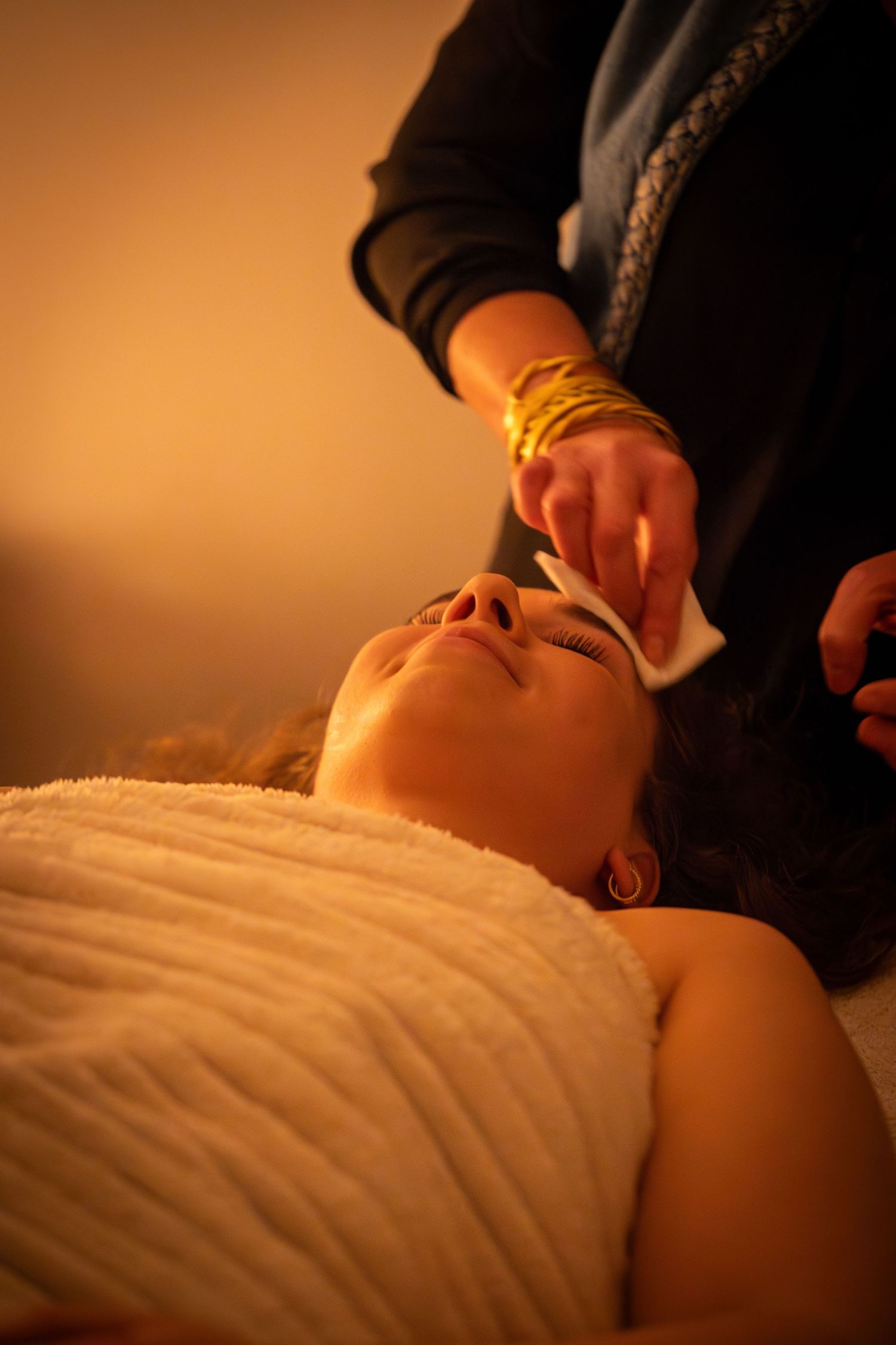 Praticienne réalisant un massage dans un cabinet de bien-être en Provence.