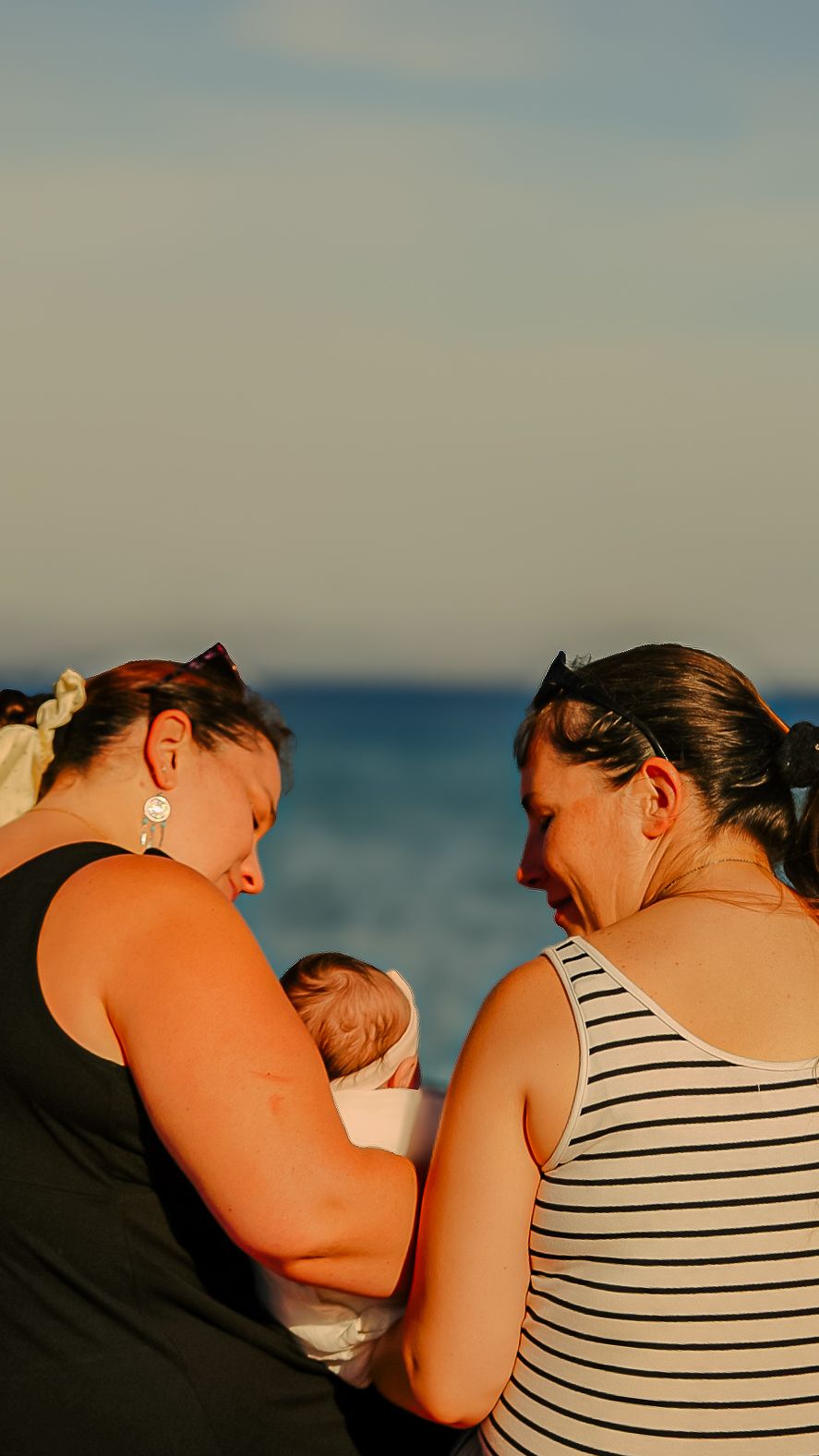 Jeunes mamans lors d'une séance photo naissance en lumière naturelle à Hyères.
