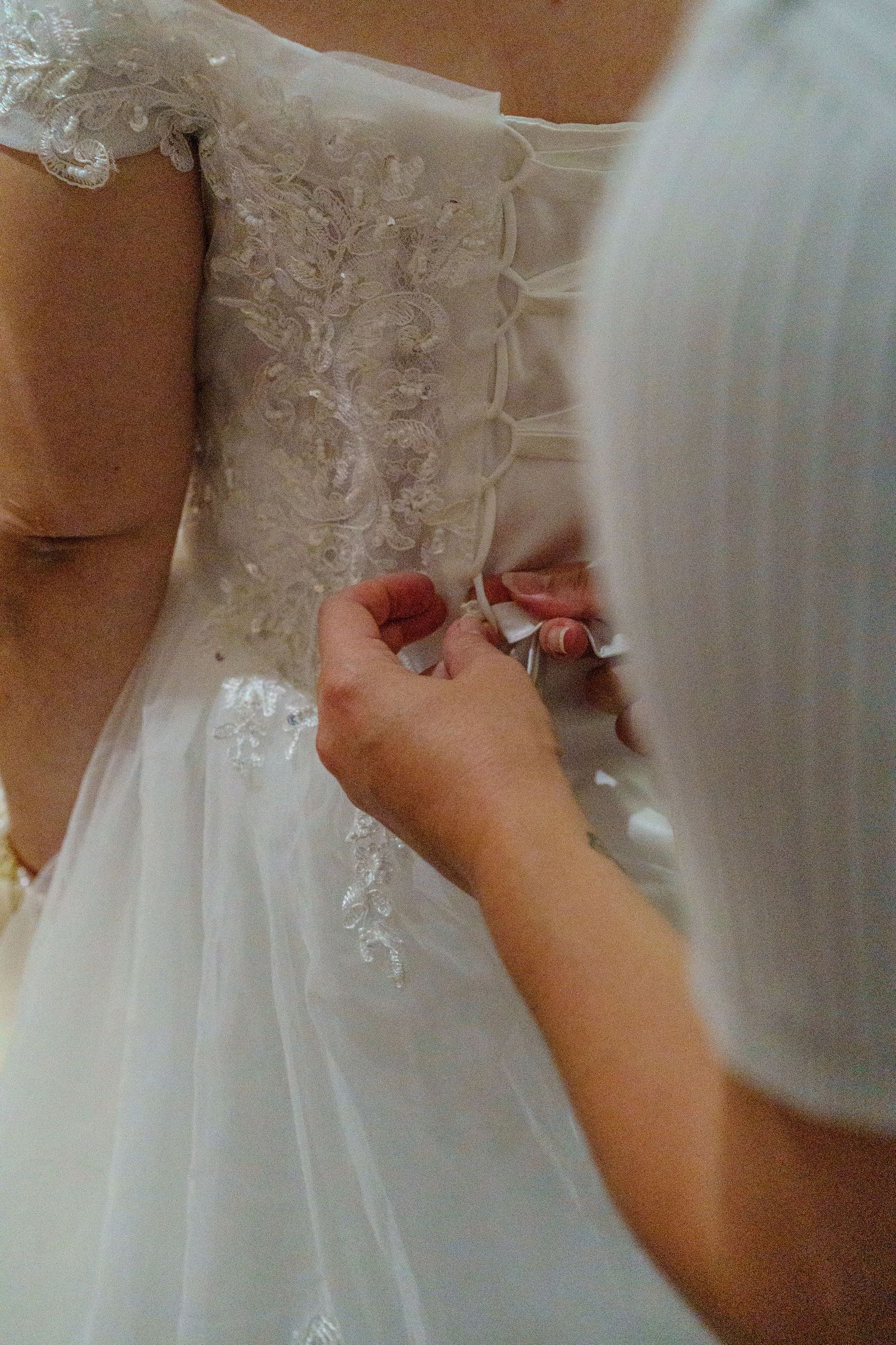 Robes de la mariée lors des essayages en Ariège, détails en dentelle.