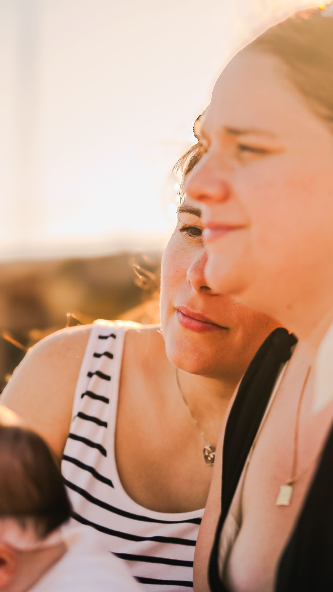 Jeunes mamans lors d'une séance photo naissance en lumière naturelle à Hyères.