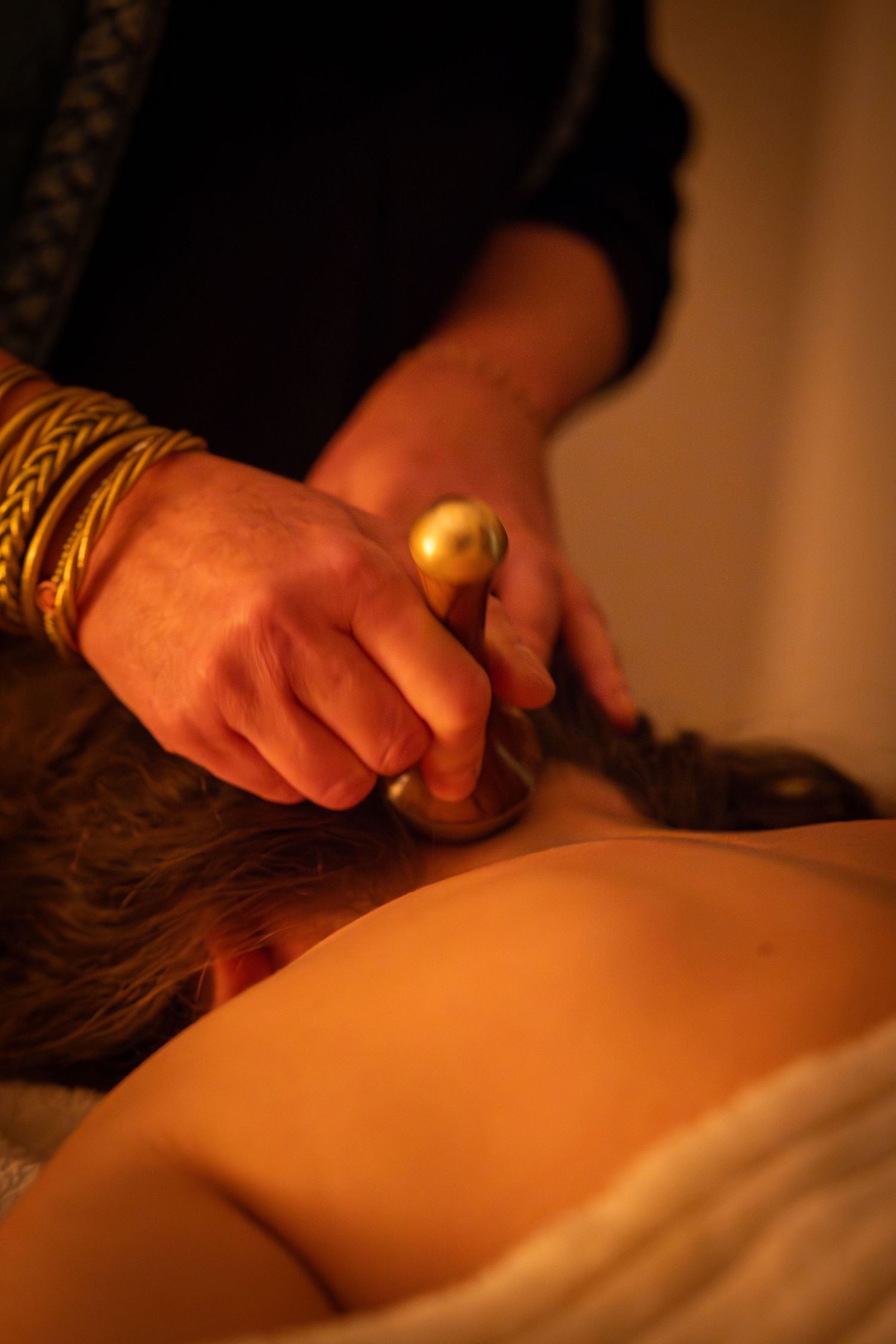 Praticienne réalisant un massage dans un cabinet de bien-être en Provence.
