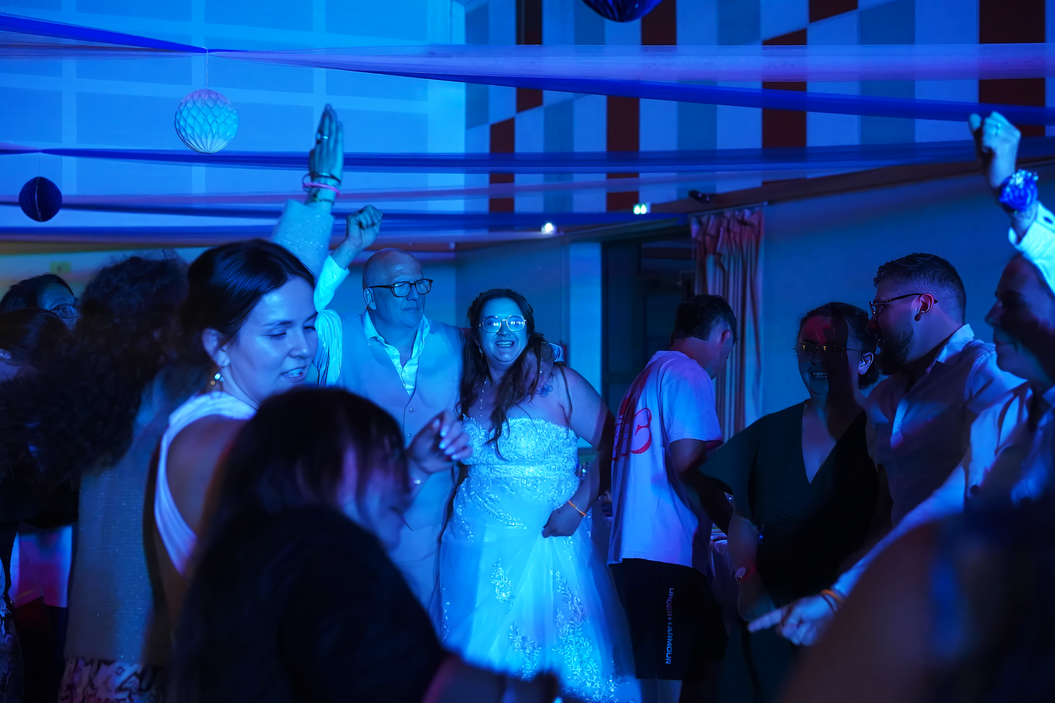 Les mariés dansant dans la salle pendant la cérémonie en Ariège.