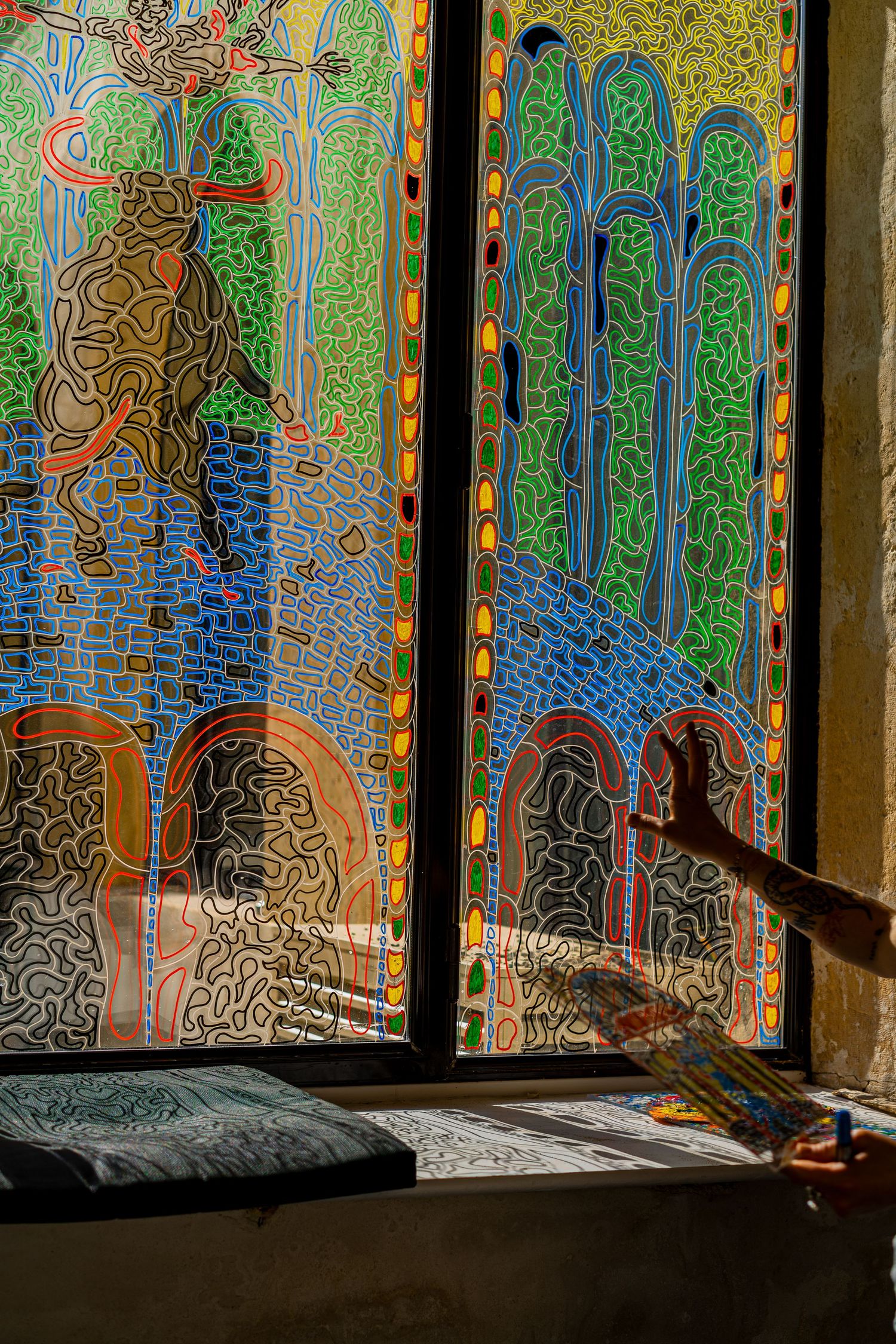 Artiste réalisant un vitrail pour le Jules César à Arles pour Murmuse.