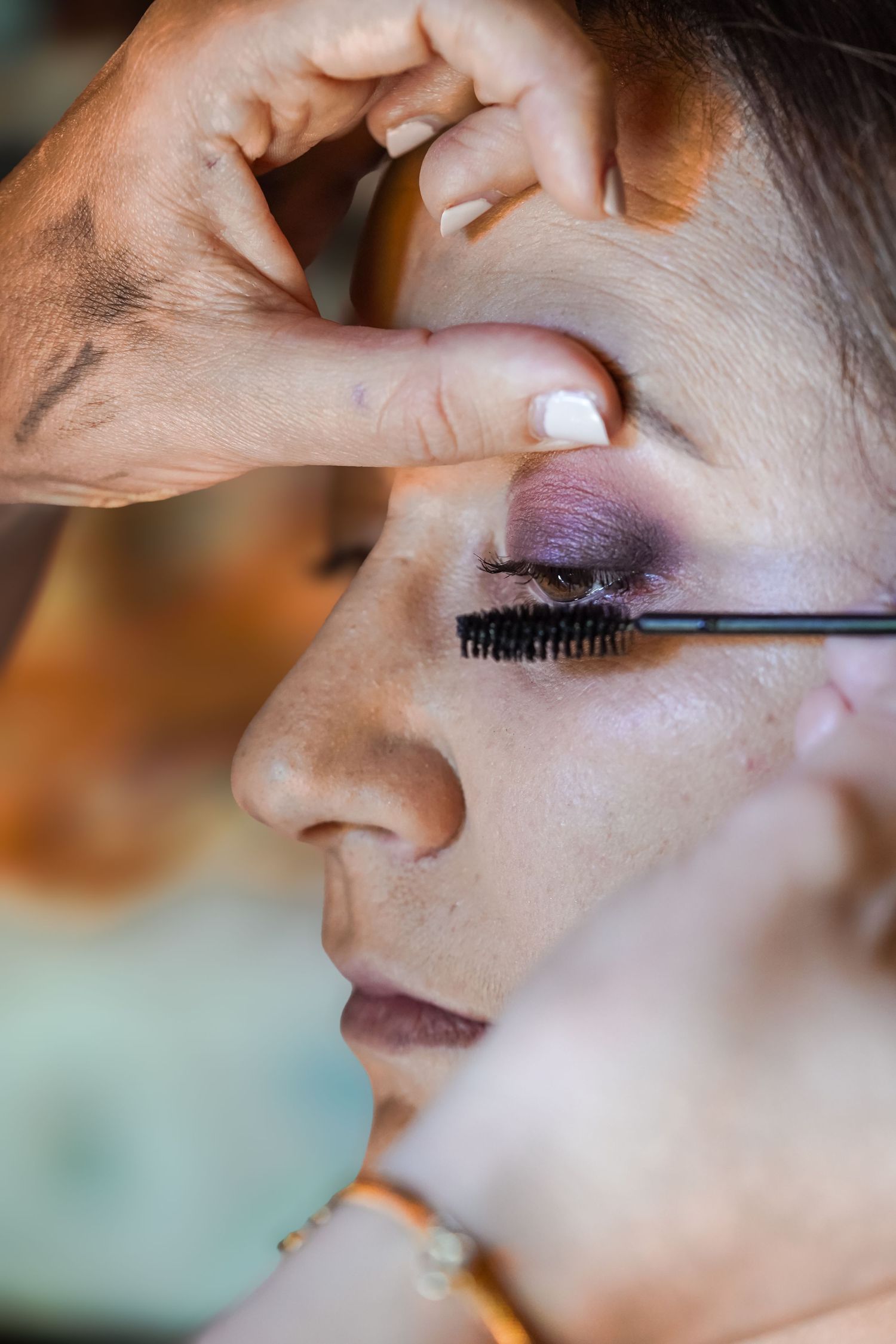 Maquilleuse réalisant un maquillage à domicile lors d'un mariage en Ariège.