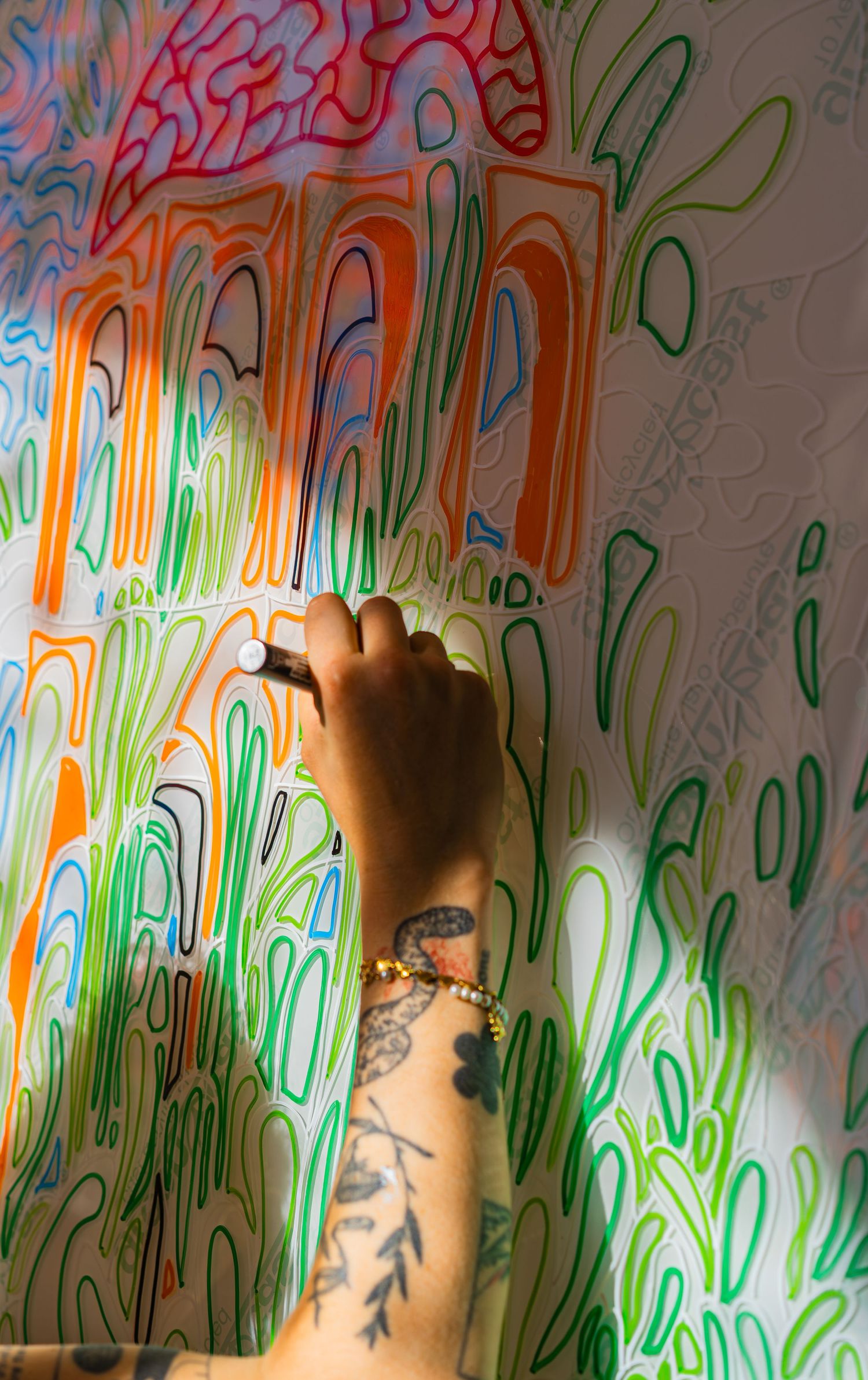 Artiste réalisant un vitrail pour le Jules César à Arles pour Murmuse.