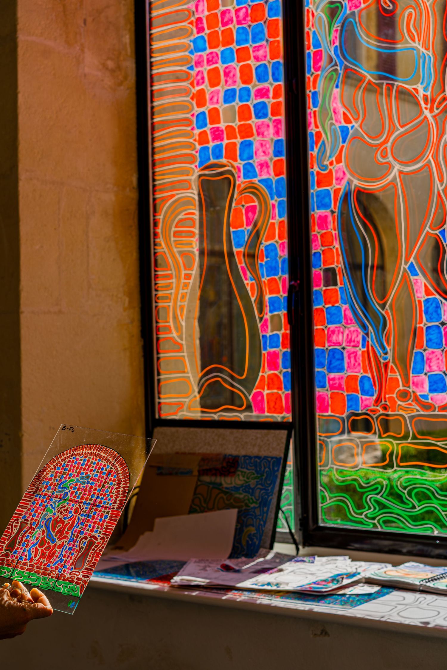 Artiste réalisant un vitrail pour le Jules César à Arles pour Murmuse.