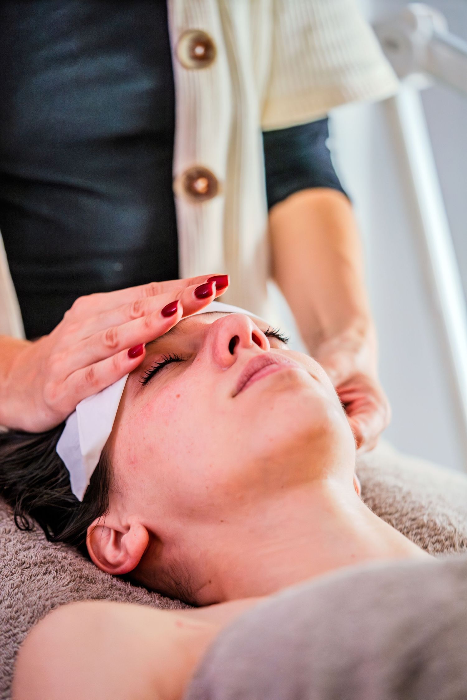 Praticienne réalisant un massage dans un cabinet de bien-être en Provence.