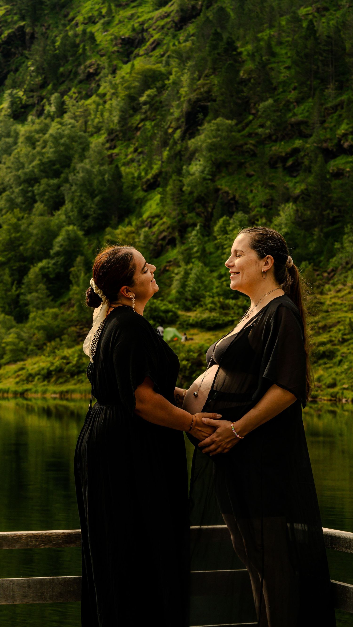 Futures mamans lors d'une séance photo grossesse en lumière naturelle en Ariège.