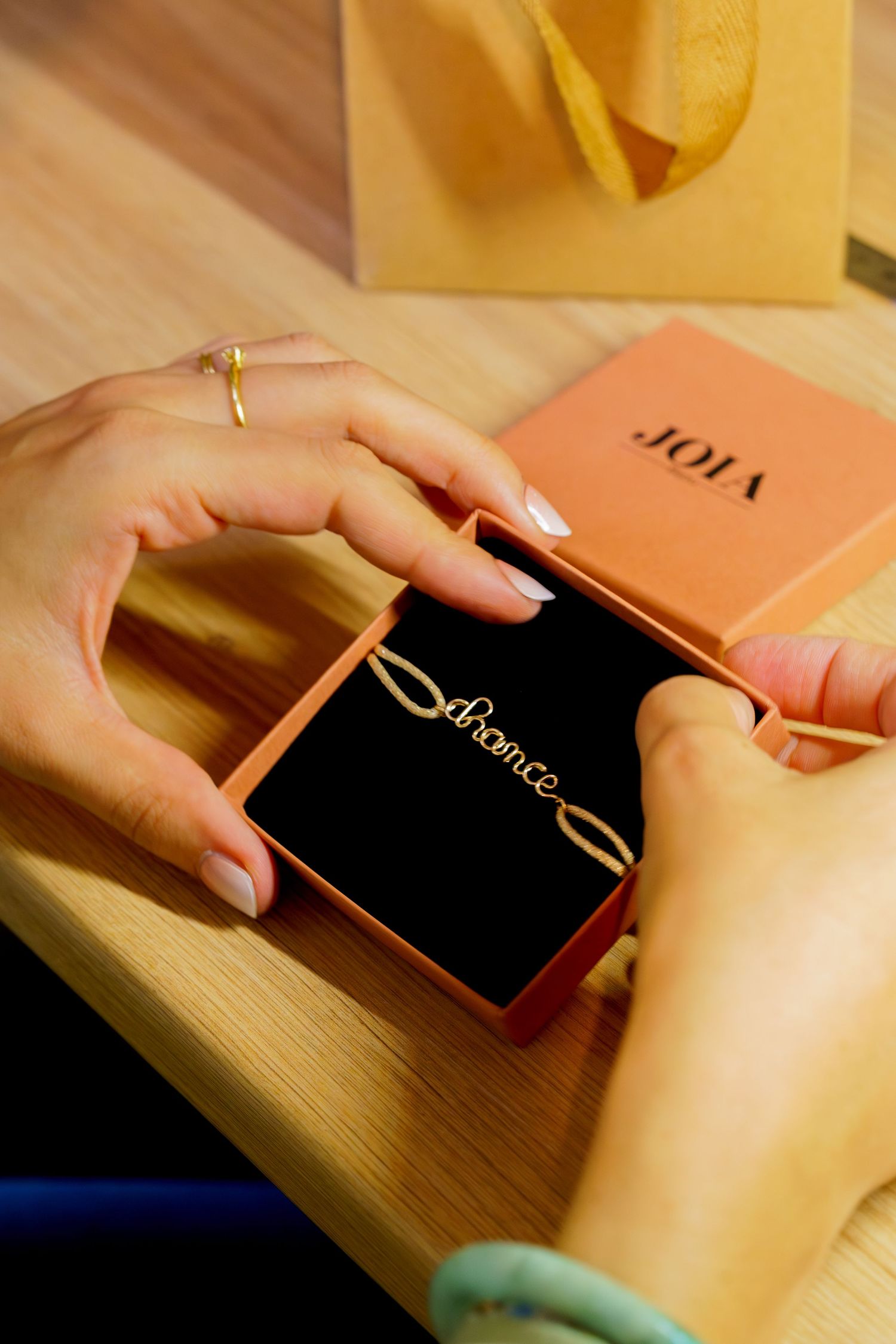 Créatrice de bijoux réalisant un bracelet dans un concept store de créateurs en Provence.