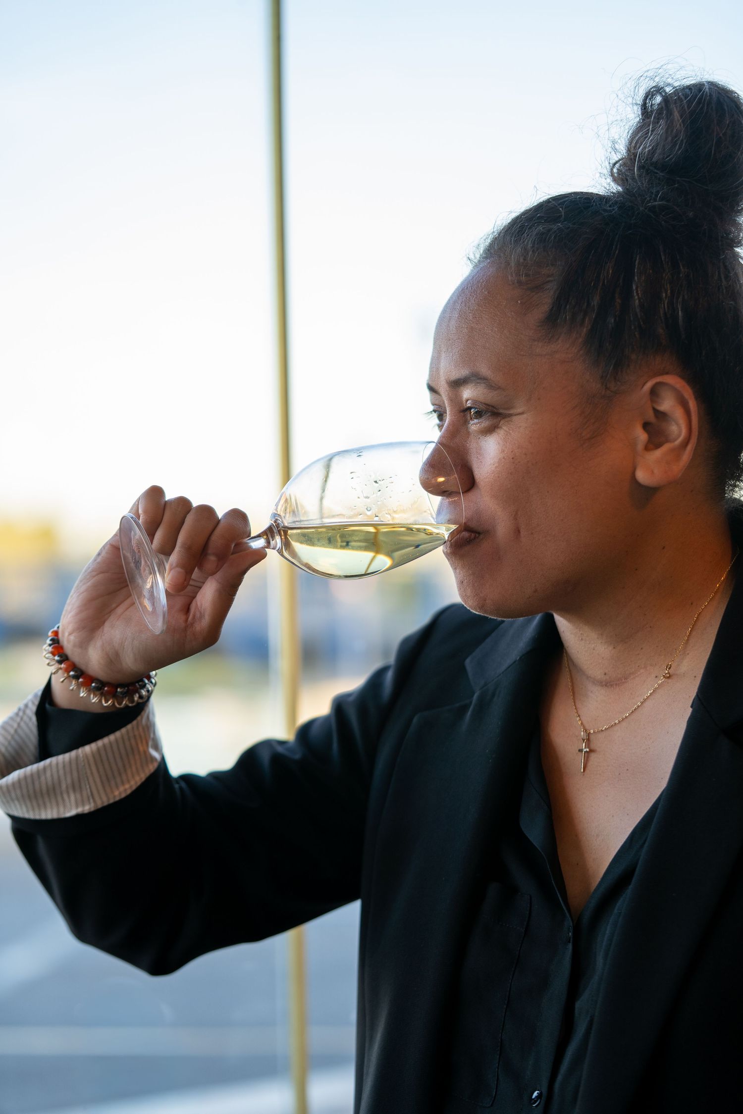 Jeune femme en costume buvant du vin à Martigues.