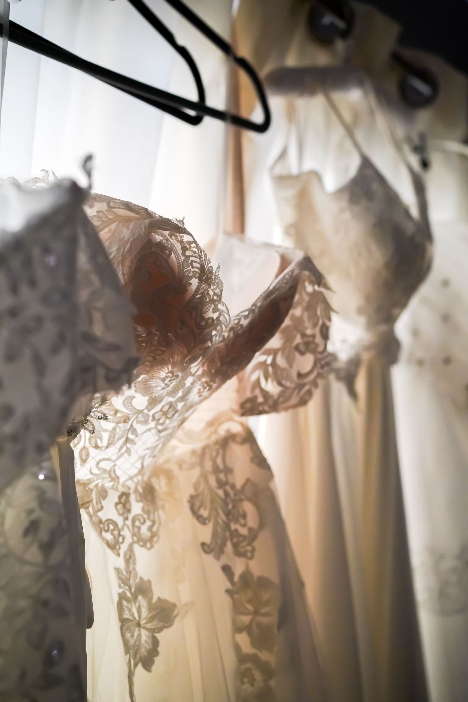 Robes de la mariée lors des essayages en Ariège.