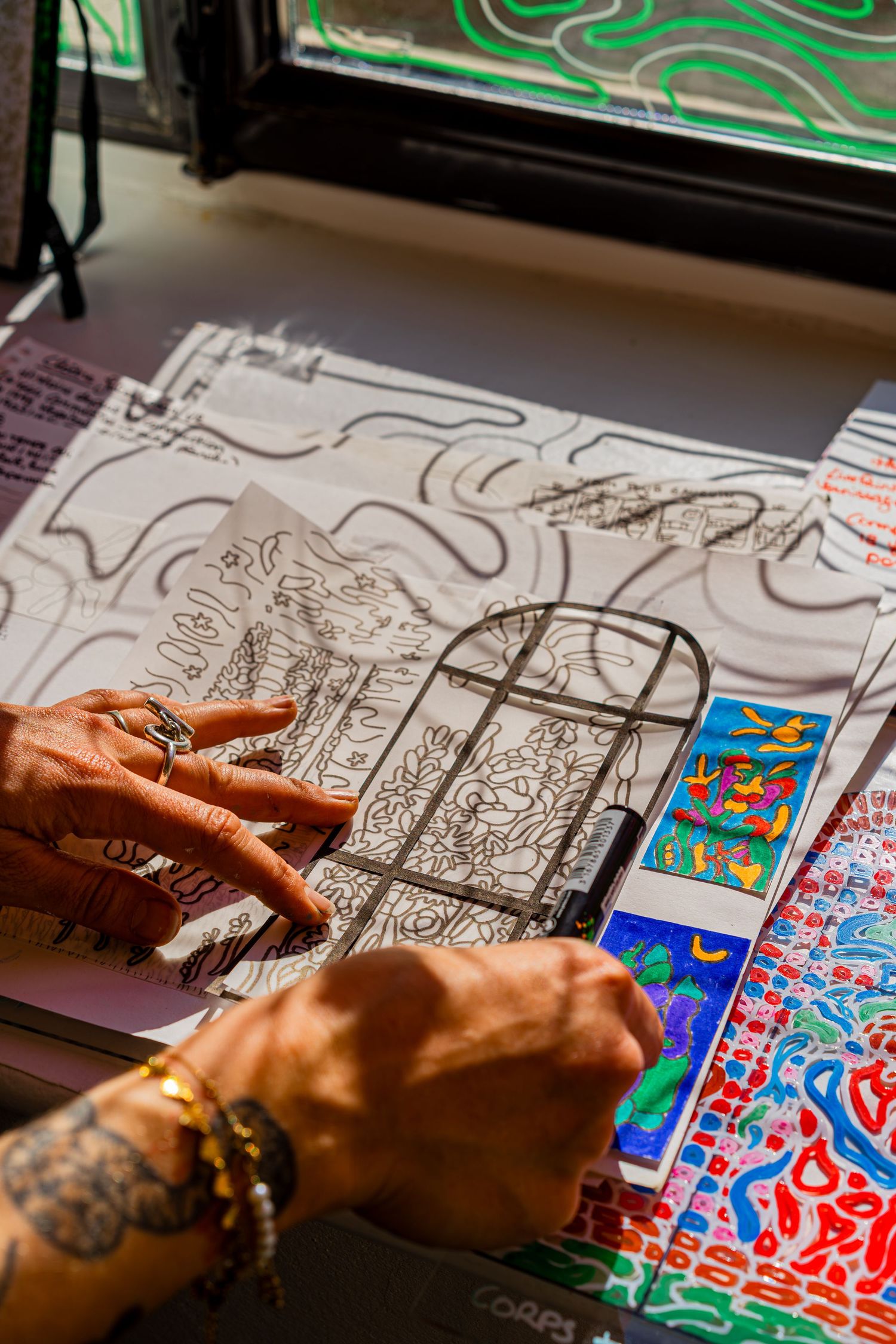 Artiste réalisant un vitrail pour le Jules César à Arles pour Murmuse.