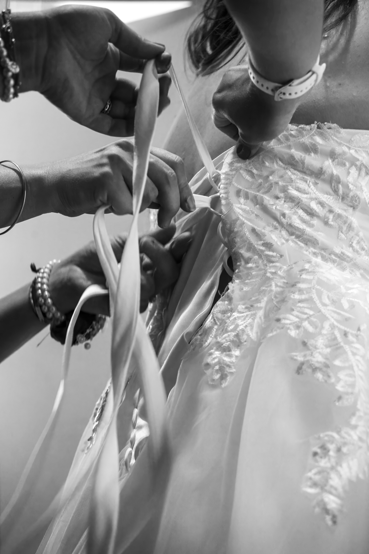 Robes de la mariée lors des habillages en Ariège, détails du corset.