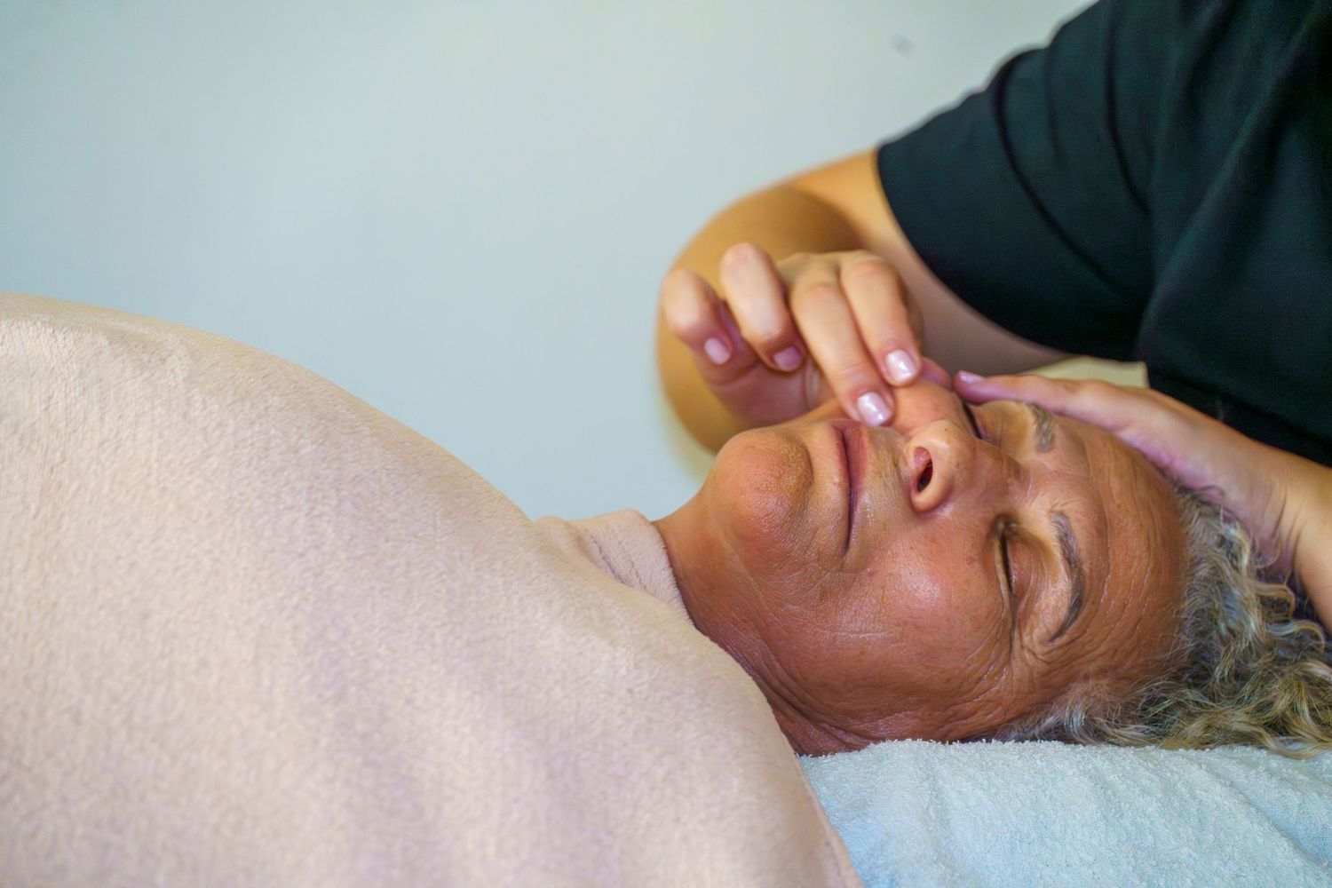 Praticienne réalisant un massage dans un cabinet de bien-être en Provence.