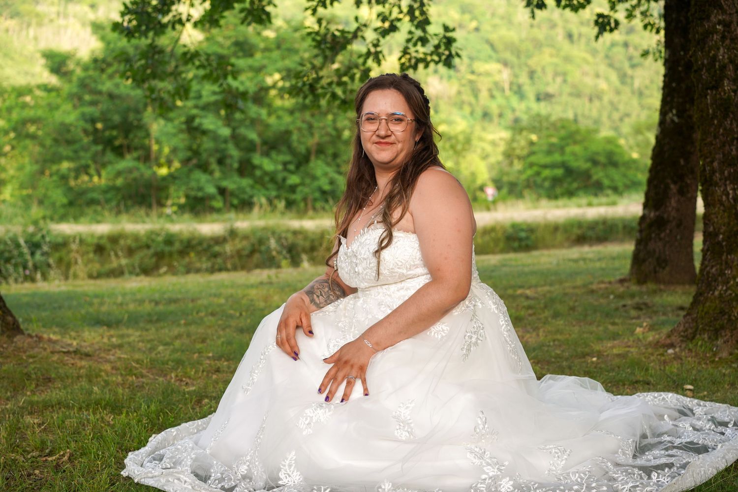La mariée souriante pendant la cérémonie en Ariège.