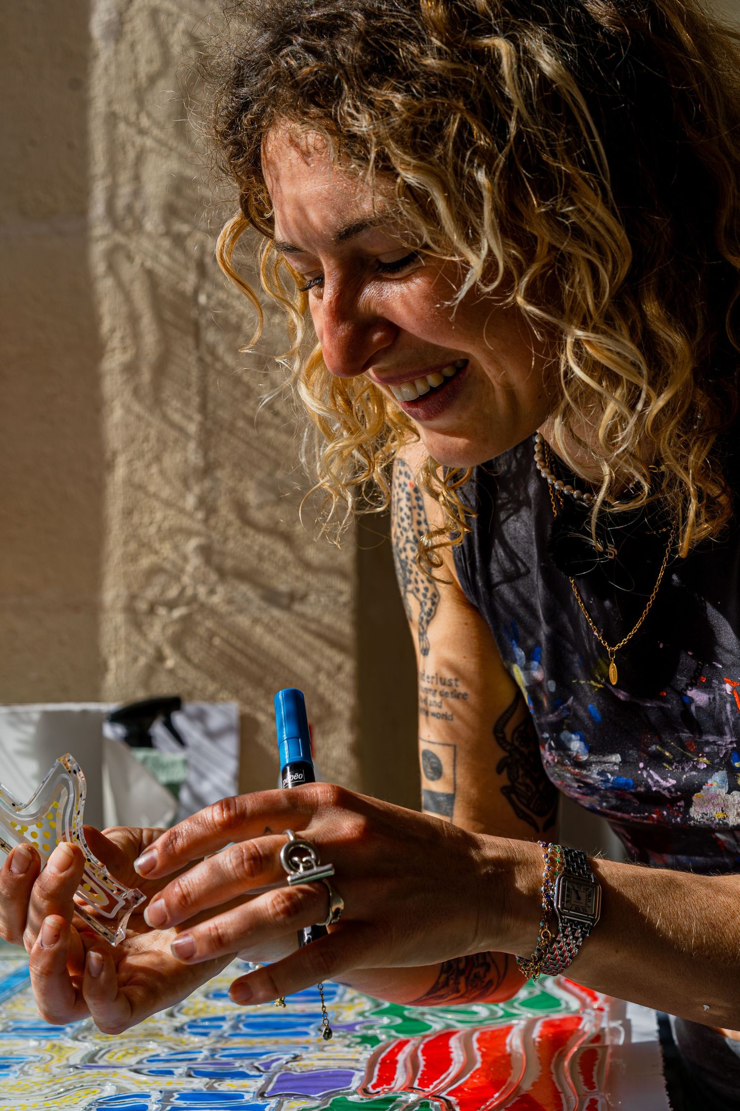 Artiste réalisant un vitrail pour le Jules César à Arles pour Murmuse.