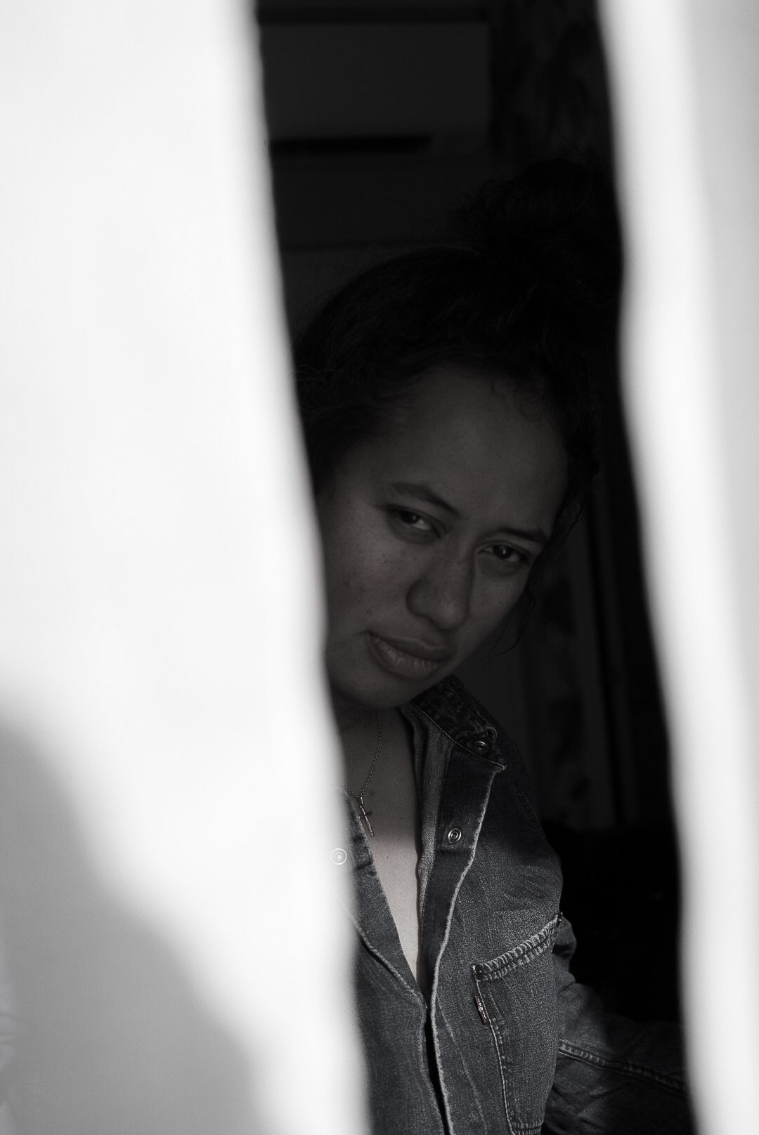 Portrait de femme en noir et blanc lors d'une séance photo boudoir à la lumière naturelle en Provence.