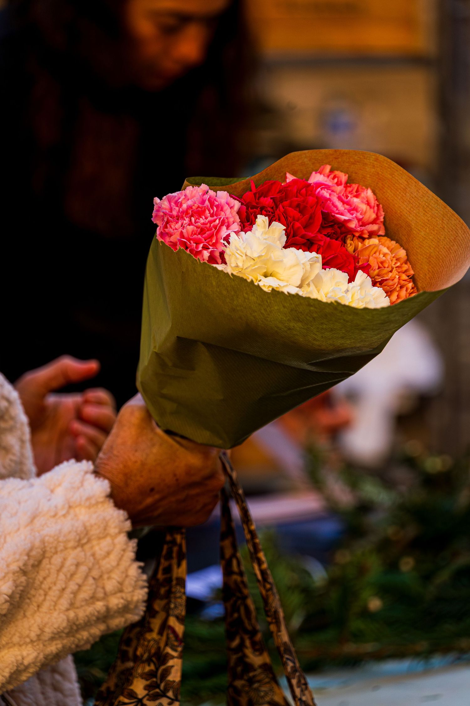 Fleuriste montrant son métier lors d'un reportage photographique à Aix-en-Provence.