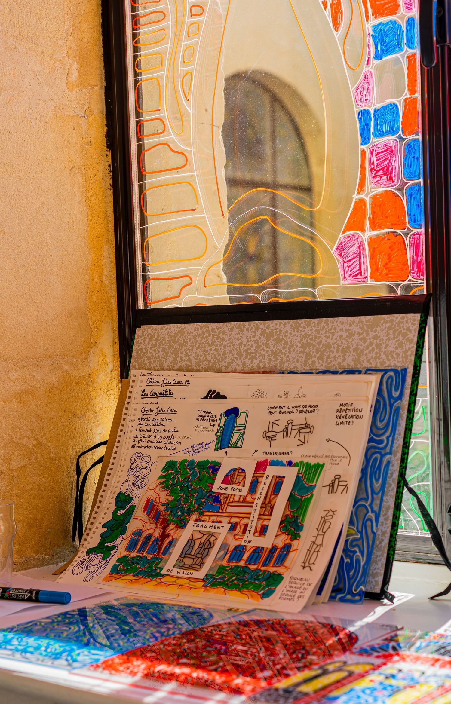 Artiste réalisant un vitrail pour le Jules César à Arles pour Murmuse.