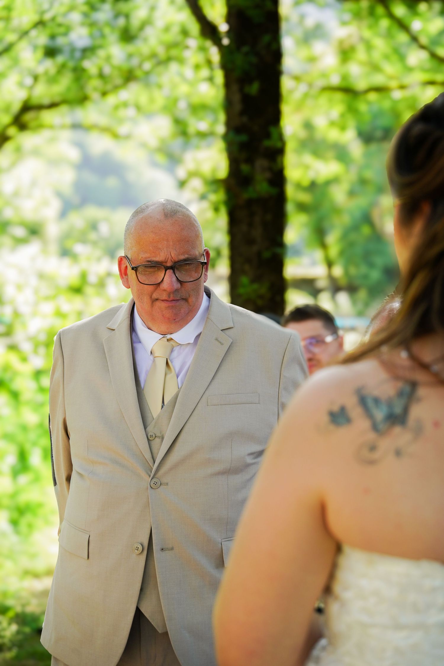 Les mariés se découvrant pendant la cérémonie en Ariège.