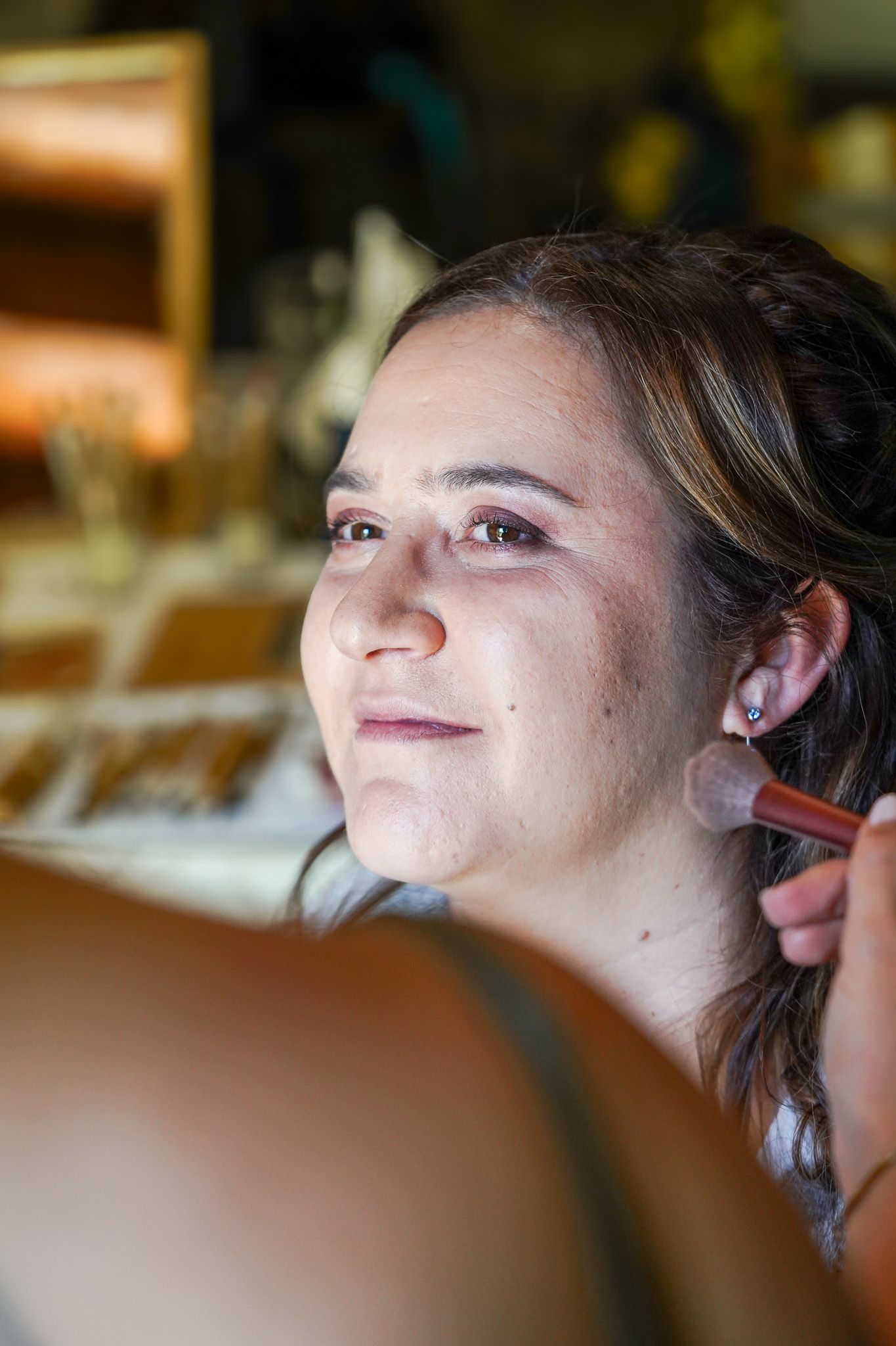 La mariée pendant le maquillage en Ariège.