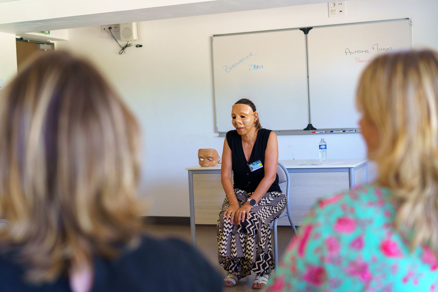 Facilitatrice réalisant une intervention dans séminaire RH en Provence.