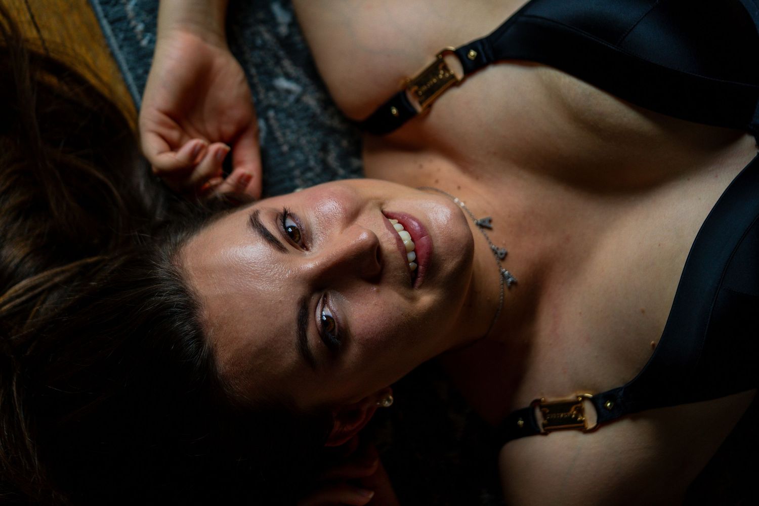Portrait femme allongée sur le parquet lors d'une séance photo boudoir en Provence.
