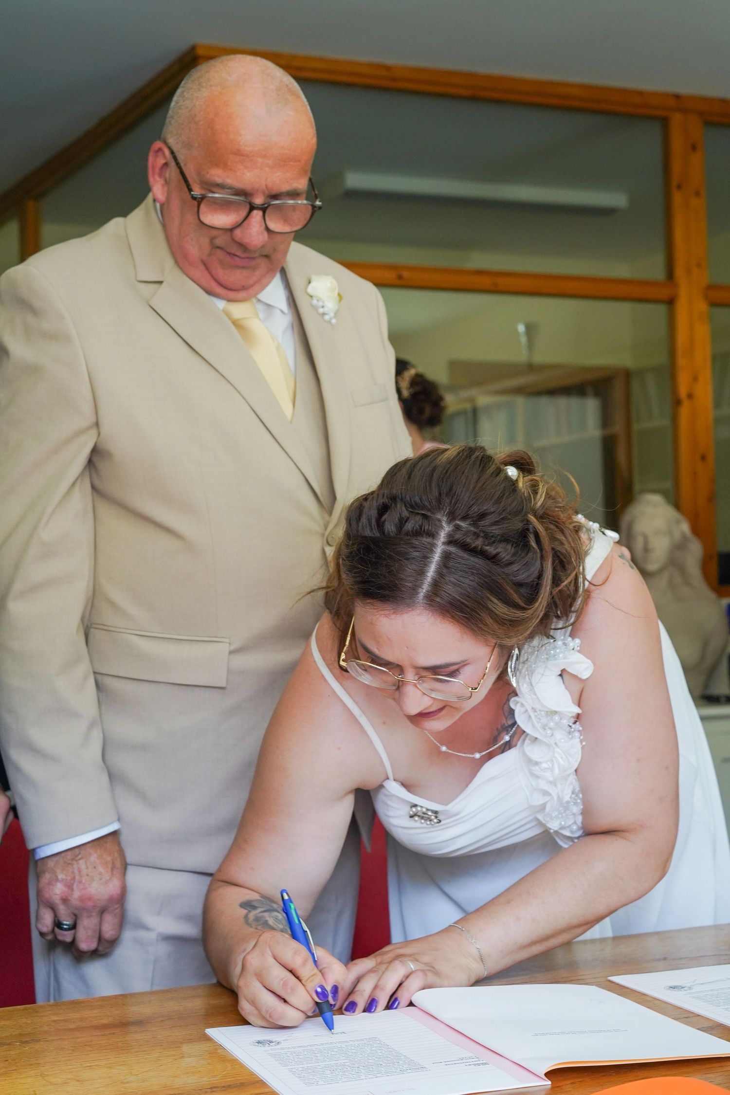 Les  mariés signant l'acte pendant la cérémonie en Ariège.