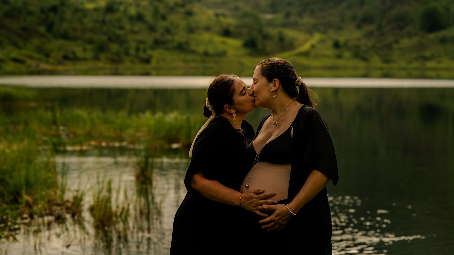 Futures mamans lors d'une séance photo grossesse en lumière naturelle en Ariège.